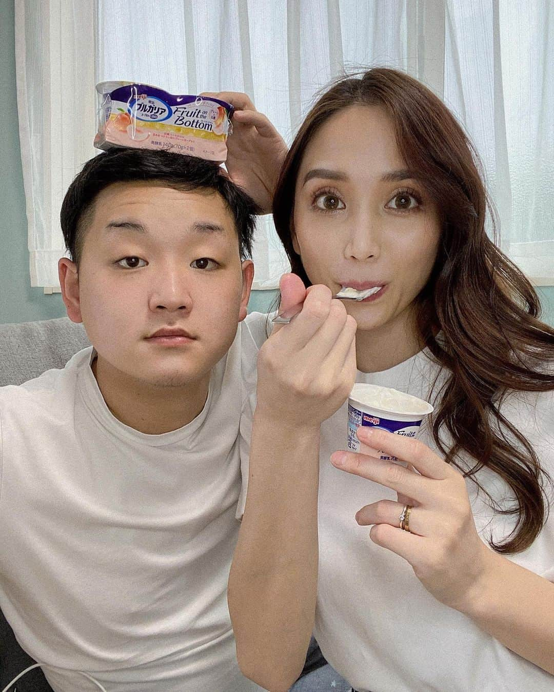 金澤絵美利のインスタグラム：「_ . 毎朝食べてるヨーグルト♡︎ 我が家は大人も子供も#ブルガリアヨーグルト に 大変お世話になってます🤤 . 今回、新しく出た 明治ブルガリアヨーグルトLB81 Fruit on the Bottomの プレーンと白桃味を旦那さんと一緒に食べたよ〜😌💕 . 食べやすいプレーンヨーグルトと 白桃のフルーツソースがマッチして美味しかった😍 . 今度から我が家の朝食に仲間入り決定だーっ！🥣 . . #PR #family #husband #yogurt #yummy #お家時間 #朝食 #デザート #ヨーグルト #美味しい #夫婦 #夫婦フォト #家族 #フルーツオンザボトム  #明治ブルガリアヨーグルト」