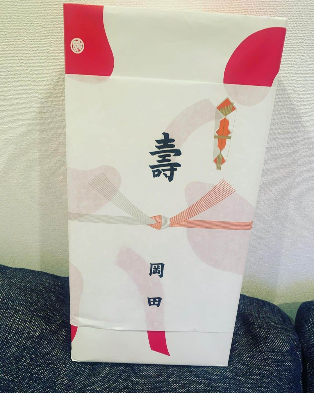 丸山桂里奈さんのインスタグラム写真 - (丸山桂里奈Instagram)「お祝いつづきますー ありが大賜り物です😃🙋‍♀️ イジリーさんの高速ベロをいただきましたの昨日です。 帰り際に、ハイ、おめでとうとめちゃくちゃcoolに🙊かっこいいー そして、イベントでよくイジリーさんとご一緒させていただき、いつもお世話になっています🍣 イジリーさんありがとうございました😊  #お祝い #ありがたいです #大先輩 #高速ベロ #大先輩 #めちゃくちゃシャイ #ラーメンの極み茶碗 #いただきました #新居に持っていきます #イジリーさん本並さんとタメ #なんかうける #いい意味で #インスタバエ」9月25日 21時33分 - karinamaruyama