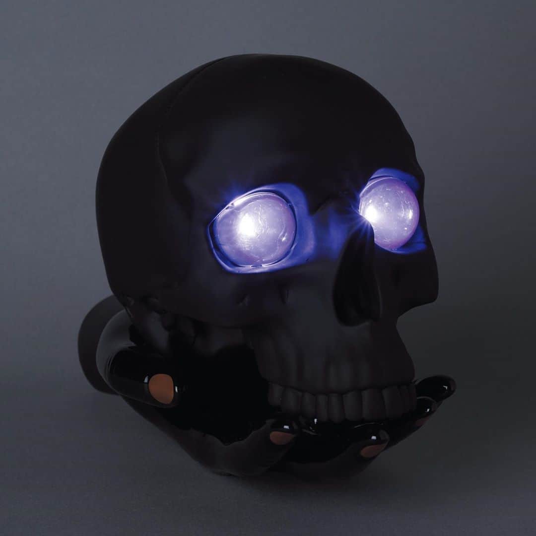 HYPEBEASTさんのインスタグラム写真 - (HYPEBEASTInstagram)「#hypeAF: @undercover_lab and @perksandmini have reunited for another death-themed ‘Skull Lamp.’ Combining the worlds of fantasy and romanticism, the lamp features a skull resting on a hand with the lights found in the eyes along with the dimmer switch. Look for it to drop online alongside a capsule collection on September 25, with a third special colorway set to be announced later this week. ⁠⠀ Photo: UNDERCOVER/P.A.M.」9月25日 21時36分 - hypebeast