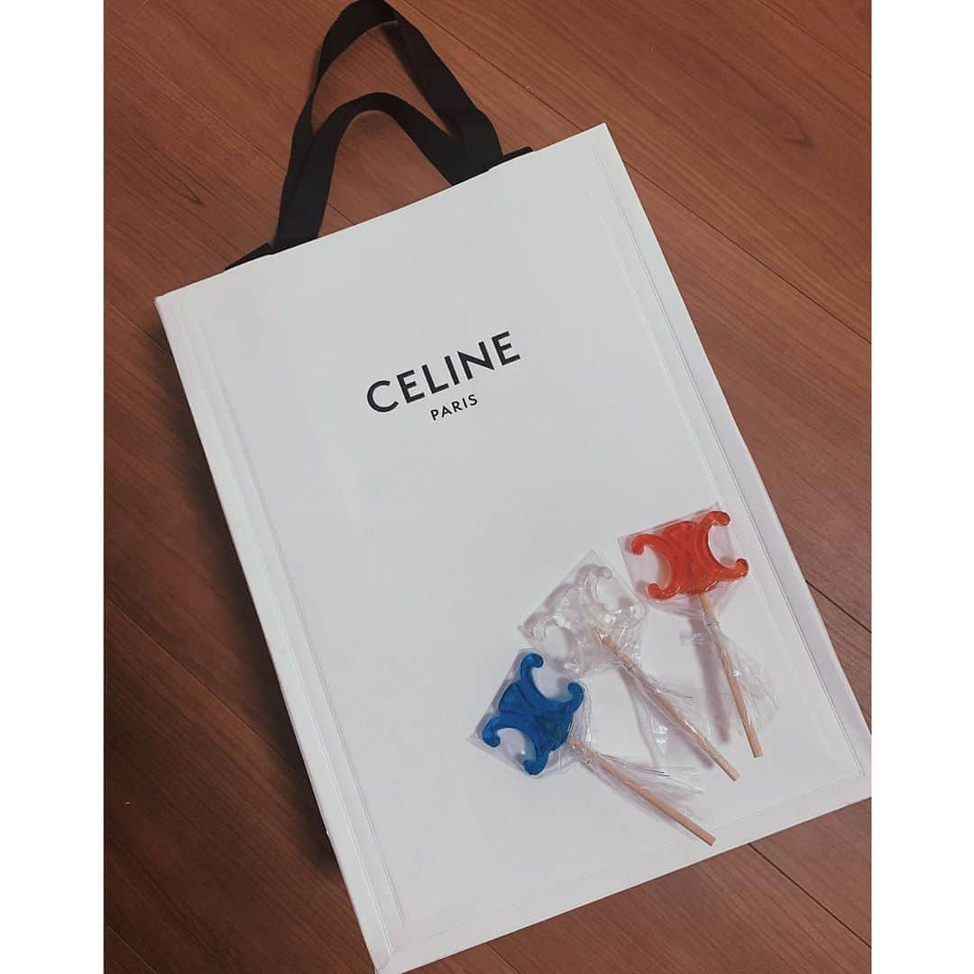 松島花さんのインスタグラム写真 - (松島花Instagram)「: CELINE Candy 頂きました😋 かわいい〜💙🤍❤️ : 皆さん 良い週末を♪♪♪ #celine #🇫🇷  #パリ行きたいな」9月25日 21時36分 - hana_matsushima_official