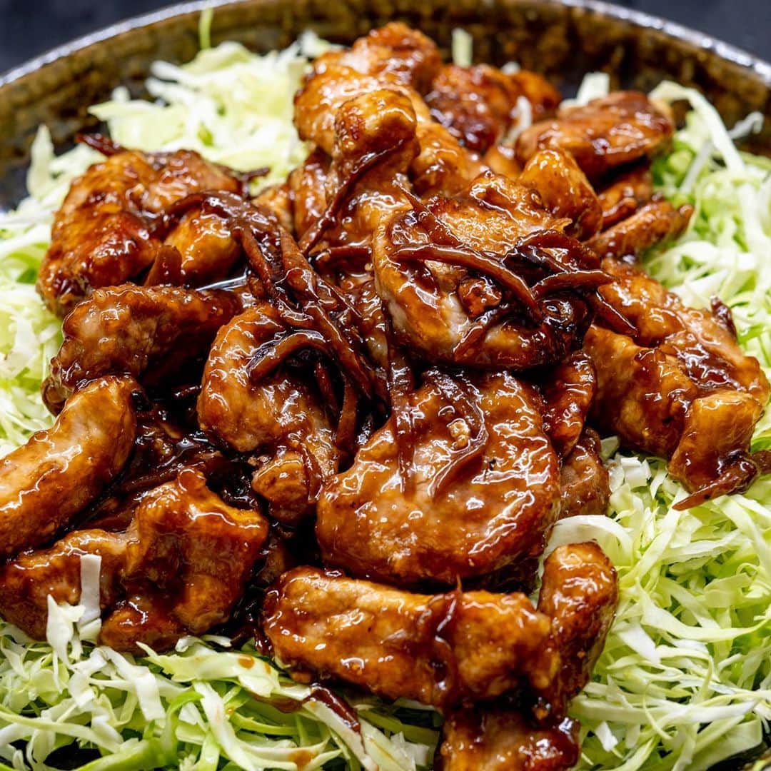 のインスタグラム：「ほんとはトンカツにしようと買っておいたリブロースとヒレ、回鍋肉みたいな四川風の味噌味にしようかな？　と冷蔵庫を開けたら、作り置きの生姜ダレがあった。使っちゃわないと。そこで「厚切り生姜焼き」に方針変更。豚肉をそれぞれひとくち大に切り、片栗粉をまぶして油で焼いてから（完全に火を通す寸前くらいで）いったん取り出し、タレとからめるのにまた戻して再加熱。‥‥って、つまりはこれも「回鍋肉」（鍋に戻すの意味）とも言える？　でもキャベツは炒めず、せん切りにしてるからやっぱり生姜焼き。」