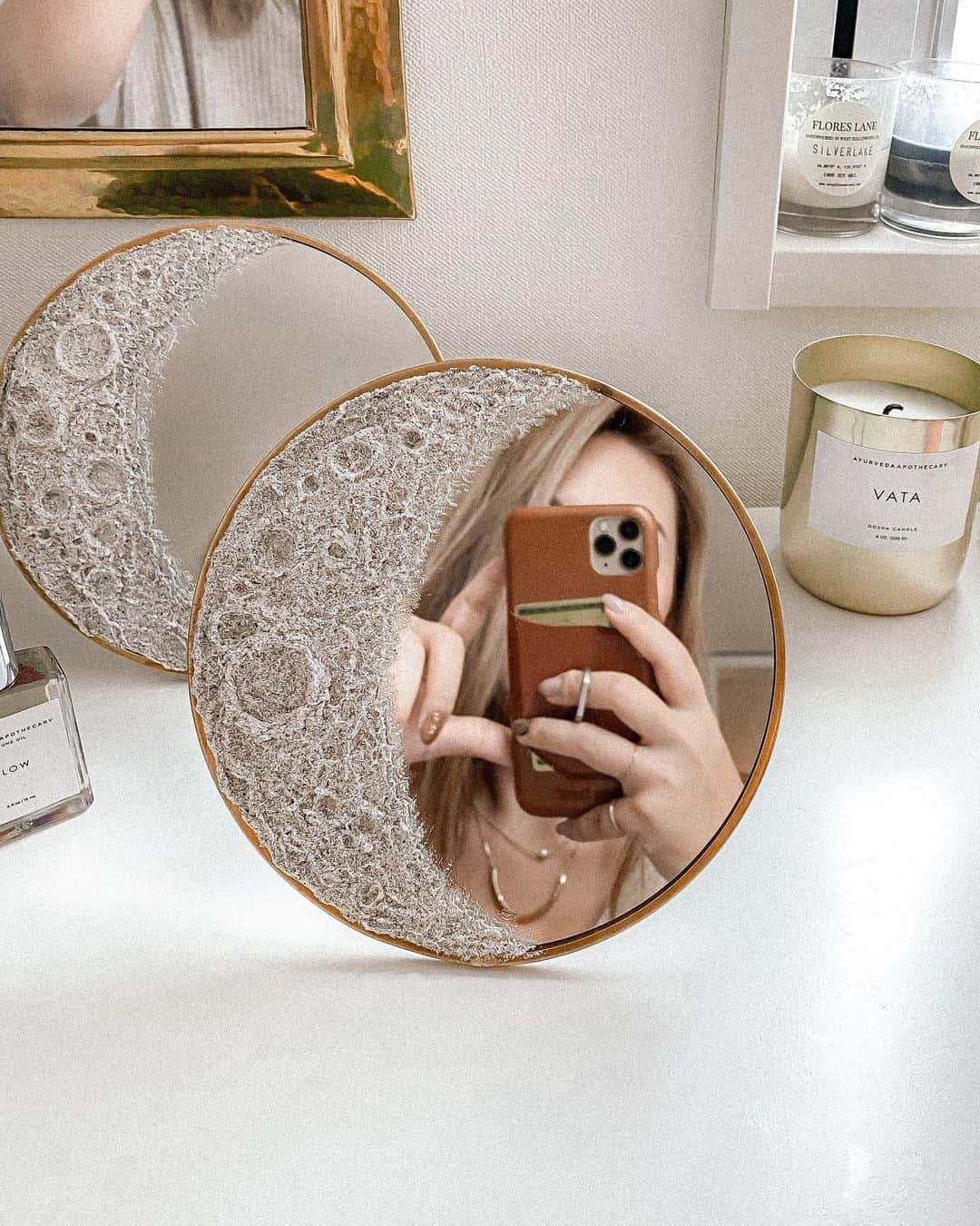 Manamiのインスタグラム：「🌝 こないだスタッフのみんなで工作した #moonlitmirror 🌘 @sachi_918 から知って @kaori414_ に作り方教えてもらって 可愛いのできた😚❤️ 1つは自分ので、もう1つは Live with LOVEの月1プレゼント💝 誰に当たるかな〜💕」