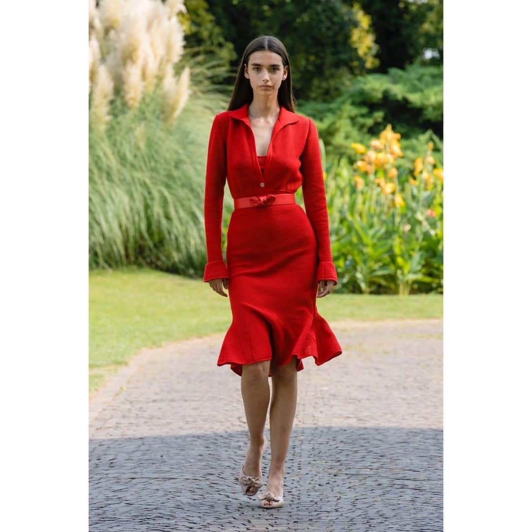 ジェニーさんのインスタグラム写真 - (ジェニーInstagram)「A total red dress with a clear reference to the 50s at the Spring/Summer 2021 fashion show. #Genny  #SS21 #MFW」9月25日 21時50分 - gennyofficial