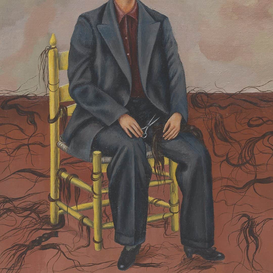 ニューヨーク近代美術館のインスタグラム：「Can you guess who the sitter is in this hair-strewn self-portrait?  In a departure from the feminine clothing and accessories she often depicted herself wearing, #FridaKahlo sports a loose-fitting men's suit and short-clipped haircut in “Self-Portrait with Cropped Hair.”  Take a closer look at the 1940 self-portrait.  The androgynous persona may refer to Kahlo’s bisexuality, while the lyrics of a popular Mexican song that appear at top suggest the address of a lover: “Look, if I loved you it was because of your hair. Now that you are without hair, I don’t love you anymore.”  Kahlo and her husband, the artist #DiegoRivera, had divorced in late 1939, and the painting indicates both the violence of separation and a newfound autonomy.  Yet Kahlo also takes aim at misogyny and male fragility. For the #Surrealists, hair was charged and fetishized, capable of inciting both desire and disgust. The scissors’ position in her lap is a pointed reference to Freud’s concept of castration anxiety, or fear of emasculation.  See the work in the #MoMACollection gallery Surrealist Objects, and unpack how it captures the artist’s evolving identity in a new book from our One on One series. Get your copy at the link in our bio. #SlowLooking --- [Frida Kahlo. “Self-Portrait with Cropped Hair” (detail). 1940. Oil on canvas. © 2020 Banco de México Diego Rivera Frida Kahlo Museums Trust, Mexico, D.F. / Artists Rights Society (ARS), New York]」