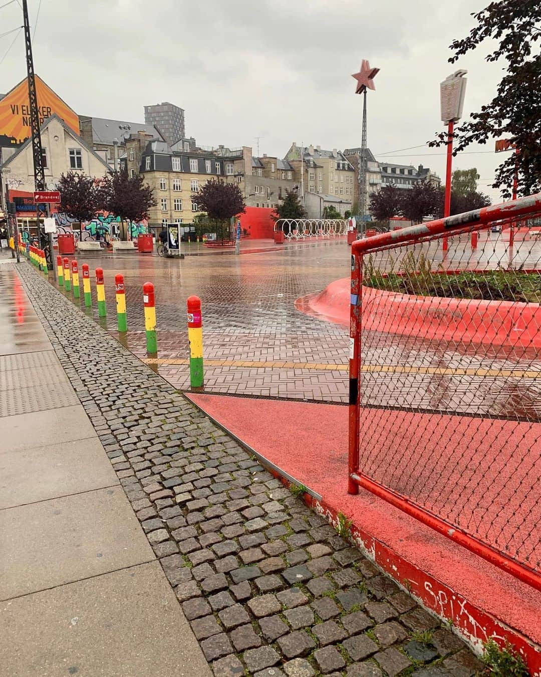 Grace Bonneyのインスタグラム：「Designed by Architect Bjarke Ingels, The Red Square is a Nørrebro staple! People from all different backgrounds come here to skate, eat shawarma, and swing on swings. The park is filled with interesting posts from all around the world. Amongst other little goodies, there’s a fountain from Morocco and a sculpture from Japan. I love my neighborhood because it’s really the diversity that it encompasses which makes this place special! #superkilen #thepeoplespark #nørrebro」