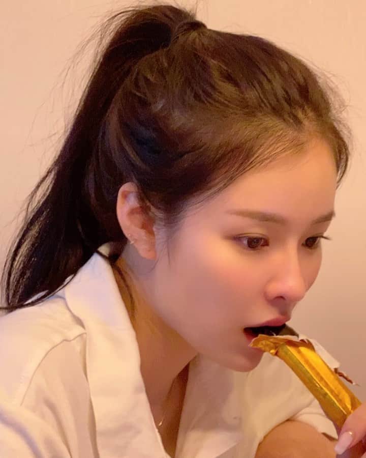 クォン・スジョンのインスタグラム：「나 또 또 댓글 이벤트 할케효! 양갱이 다음으로!!! 제가 평소 챙겨 먹고있는 영양제🥳 평소 저한테 하고싶었던 말 댓글 다섯분 추첨해서 보내 드릴께욥 🎁   @aformula_daily  #에이포뮬러 #우먼스베스트 #영양제 #영양제나눔 #댓글이벤트 #선물 #무료나눔 #코카콜라 #양갱이 꺅」