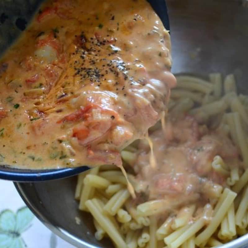 Rie's Healthy Bento from Osloさんのインスタグラム写真 - (Rie's Healthy Bento from OsloInstagram)「I am participating a recipe contest with this pasta recipe. It is a pasta dish as the contest is for Italian dish. I caramelized onion first with a little brown sugar and add it with sauteed shrimps in creamy tomato sauce. It is very easy and I hope you can try it!  #CoopMegasmesterkokk  Pasta with caramelized onion and shrimp in tomato cream sauce  For 2   Pasta  150 - 200g Onion  1/2 pieces Brown sugar (Cassonade)  1 table spoon Large shrimps (fresh or frozen)  6 pieces White wine 2.5 table spoons  Small tomatoes  4 Heavy cream  100cc Fresh oregano  1 table spoon, minced Basil  1 table spoon Olive oil Salt and black pepper  1.  Cut each tomato into 8. 2.  Clean the shrimps, wash well with salted cold water. Take off the tail.  Pat dry with kitchen paper and cut each shrimp into 2.  3.  Mince the onion.  Heat a fry pan, add 1 tea spoon of olive oil and  sautee the onion over medium heat.  When the color changed to transparent,  add the brown sugar. 4.  Turn the heat to high and caramelize the onion with brown sugar.  When the onion is fully covered by sticky sugar, turn off the heat. 5.  Start to cook the pasta. 6.  Heat a pan over medium-high heat, add olive oil and sautee the shrimps. Add white wine, salt and pepper.  Cook quickly. Take out the shrimps.  7.  Add the tomatoes into the pan and cook until all the tomatoes are dissolved like sauce. Add oregano, basil and the onion. 8, Bring the heat to low and add cream.  Cook for 5 minutes.  Add the shrimps, just to warm up.  9.  Mix the sauce and the pasta in a bowl. Toss. 10.  Plate it on your dinner plate and enjoy!」9月25日 21時57分 - rieshealthycooking