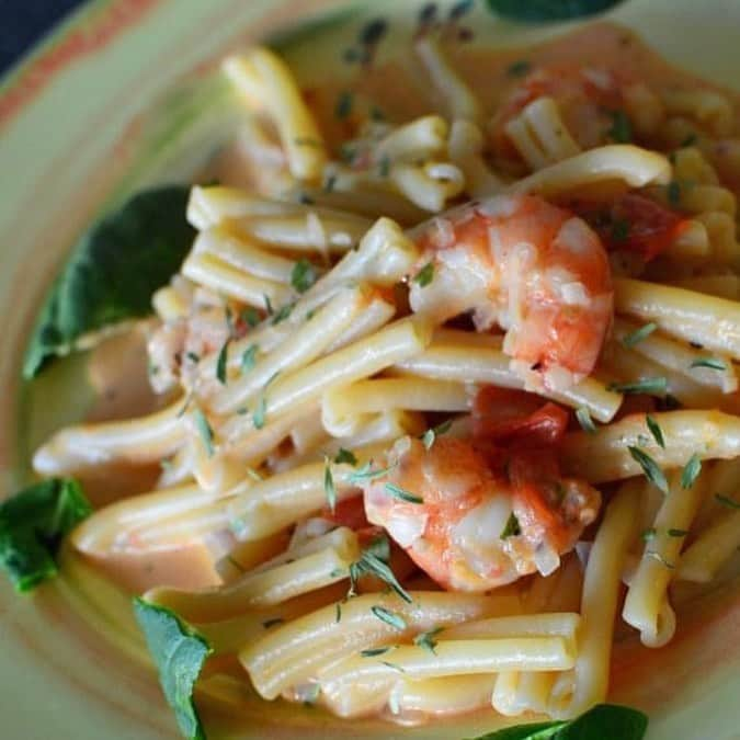 Rie's Healthy Bento from Osloのインスタグラム：「I am participating a recipe contest with this pasta recipe. It is a pasta dish as the contest is for Italian dish. I caramelized onion first with a little brown sugar and add it with sauteed shrimps in creamy tomato sauce. It is very easy and I hope you can try it!  #CoopMegasmesterkokk  Pasta with caramelized onion and shrimp in tomato cream sauce  For 2   Pasta  150 - 200g Onion  1/2 pieces Brown sugar (Cassonade)  1 table spoon Large shrimps (fresh or frozen)  6 pieces White wine 2.5 table spoons  Small tomatoes  4 Heavy cream  100cc Fresh oregano  1 table spoon, minced Basil  1 table spoon Olive oil Salt and black pepper  1.  Cut each tomato into 8. 2.  Clean the shrimps, wash well with salted cold water. Take off the tail.  Pat dry with kitchen paper and cut each shrimp into 2.  3.  Mince the onion.  Heat a fry pan, add 1 tea spoon of olive oil and  sautee the onion over medium heat.  When the color changed to transparent,  add the brown sugar. 4.  Turn the heat to high and caramelize the onion with brown sugar.  When the onion is fully covered by sticky sugar, turn off the heat. 5.  Start to cook the pasta. 6.  Heat a pan over medium-high heat, add olive oil and sautee the shrimps. Add white wine, salt and pepper.  Cook quickly. Take out the shrimps.  7.  Add the tomatoes into the pan and cook until all the tomatoes are dissolved like sauce. Add oregano, basil and the onion. 8, Bring the heat to low and add cream.  Cook for 5 minutes.  Add the shrimps, just to warm up.  9.  Mix the sauce and the pasta in a bowl. Toss. 10.  Plate it on your dinner plate and enjoy!」