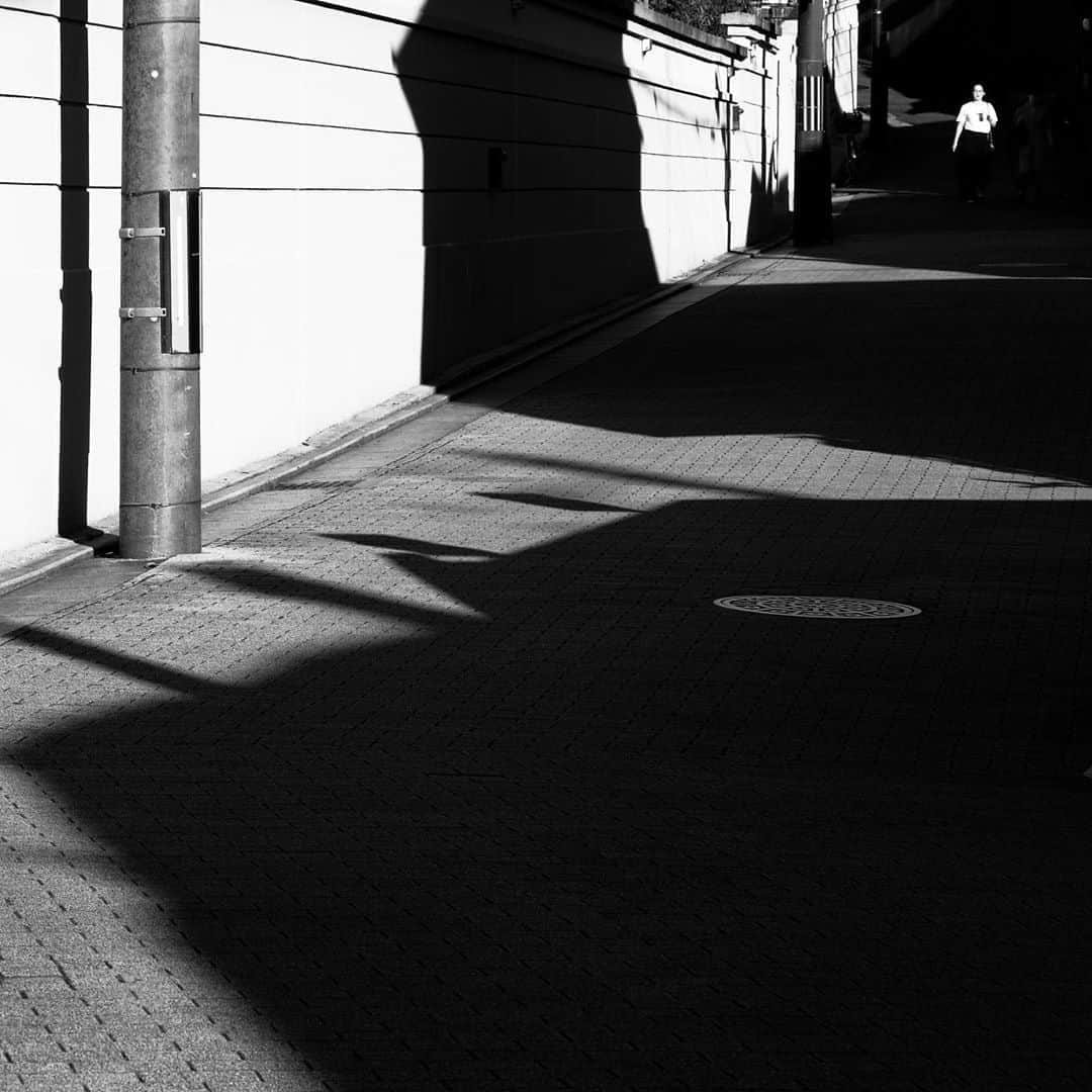 naotakeのインスタグラム：「通りすがり - A passerby / X-T2 & Snapseed, 20200927 . . 日本のドーバーが千葉にあるとは知らなかった！ . . #spicollective #royalsnappingartists #infamous_family #rsa_main #infinity_photo_cult #2_fineart #jp_gallery_member #jp_gallery_bnw #trb_bnw #wp_bnw  #bnw_life #bnwlife_member #bnw_life_shots #bnw_captures #world_bnw #top_bnw #team_jp_ #team_jp_モノクロ #ig_energy_bw #ig_nihon #streetphotographybnw #igersjp #blackandwhite #bnw #bnwphoto #monochrome #bw #bnwphotography #今日もx日和 #fujifilm_xseries」