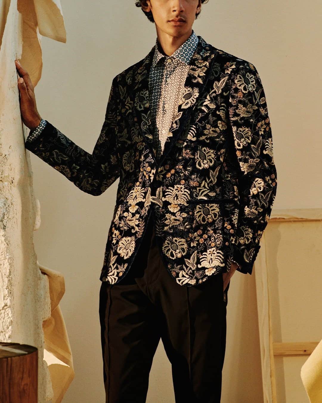 MR PORTERのインスタグラム：「No ode to Italian style would be complete with several lines dedicated to the Milan fashion house @etro. The family-run business – set up by Mr Gimmo Etro in 1968, and now run by his four children – specialises in Italian style, elegance and quality. It is also wildly romantic. For the #MRPORTERxItalianMasters collection, this slim-fit smoking jacket with richly embroidered flowers on velvet fabric has the potential to steal your heart away, while the enchantment of travel is explored in a Saharan-oasis-themed printed shirt. Our love affair, safe to say, continues.」