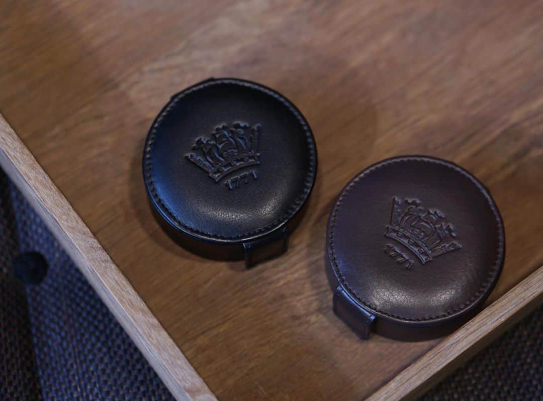 ギーブス&ホークスのインスタグラム：「This elegant calf leather stud box is a thoughtful gift for a stylish man. It's finished with an elegant spherical design, and lined to hold cufflinks, dress studs and other men's jewellery.  The lid is embossed with our signature 1771 Crown, a signum first presented to Robert Gieve by the Royal Navy. . #Gievesandhawkes #Gieveslondon #SavileRow #GiftIdeas #Menswear #No1SavileRow #Leather」