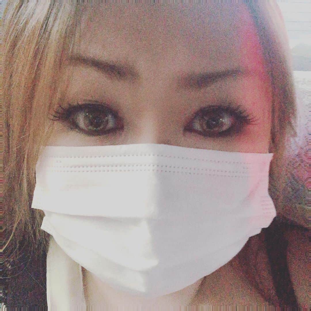 有奈めぐみのインスタグラム：「私病院以外は、洗うマスクで生活してましたが、そーだ、使い捨てマスクもそこそこ使用期限がくるので最近は使ってる。今日はマスクがしやすい気候。 #マスク」