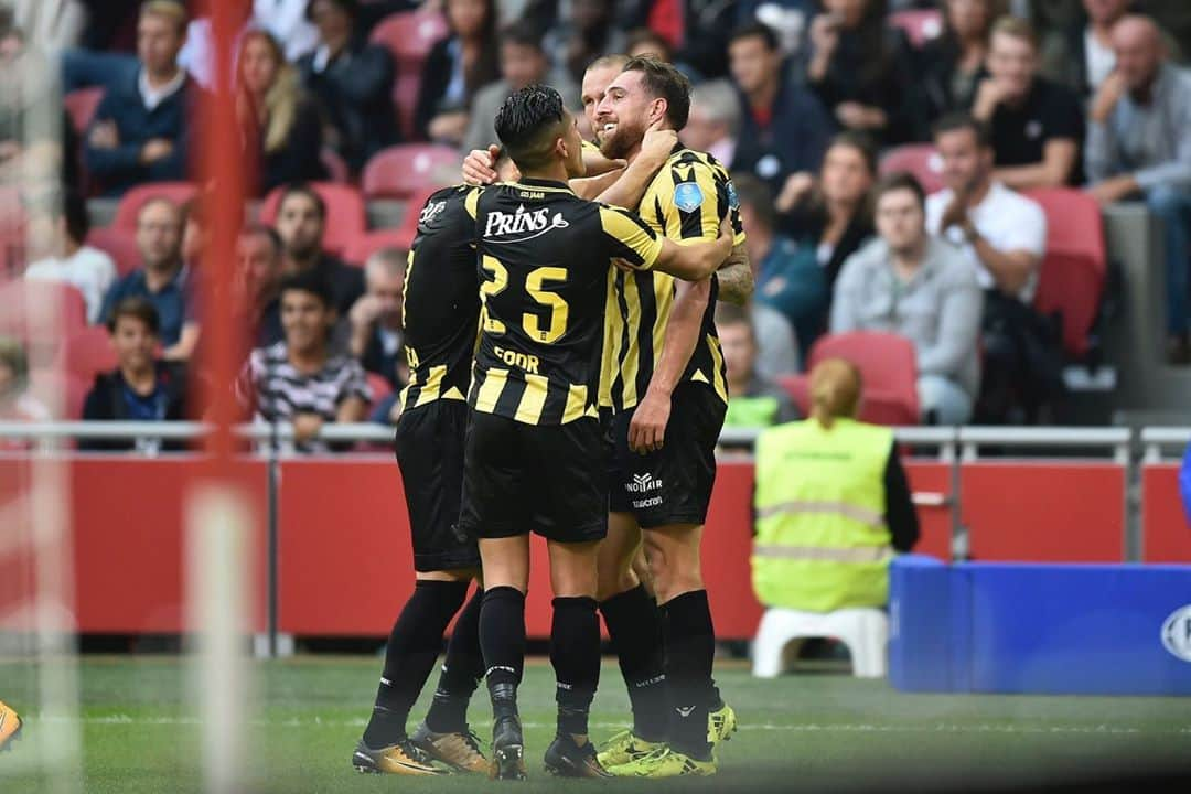 フィテッセさんのインスタグラム写真 - (フィテッセInstagram)「⚽️⚽️ Twee goals in de laatste uitoverwinning tegen @afcajax   Weet jij nog welke twee huidige Vitesse-spelers toen in de basis stonden? 🤔  #Vitesse #ajavit」9月25日 22時03分 - mijnvitesse