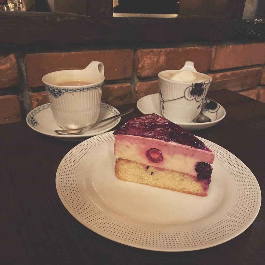 松本慈子さんのインスタグラム写真 - (松本慈子Instagram)「✰﻿ ケーキはかのと半分こ🍰☁️﻿ ホットのドリンクを頼める季節になった幸せ…😌﻿ ﻿ ﻿ #名古屋カフェ #栄カフェ #夜カフェ #カフェ #カフェスタグラム」9月25日 22時12分 - chikako_1119