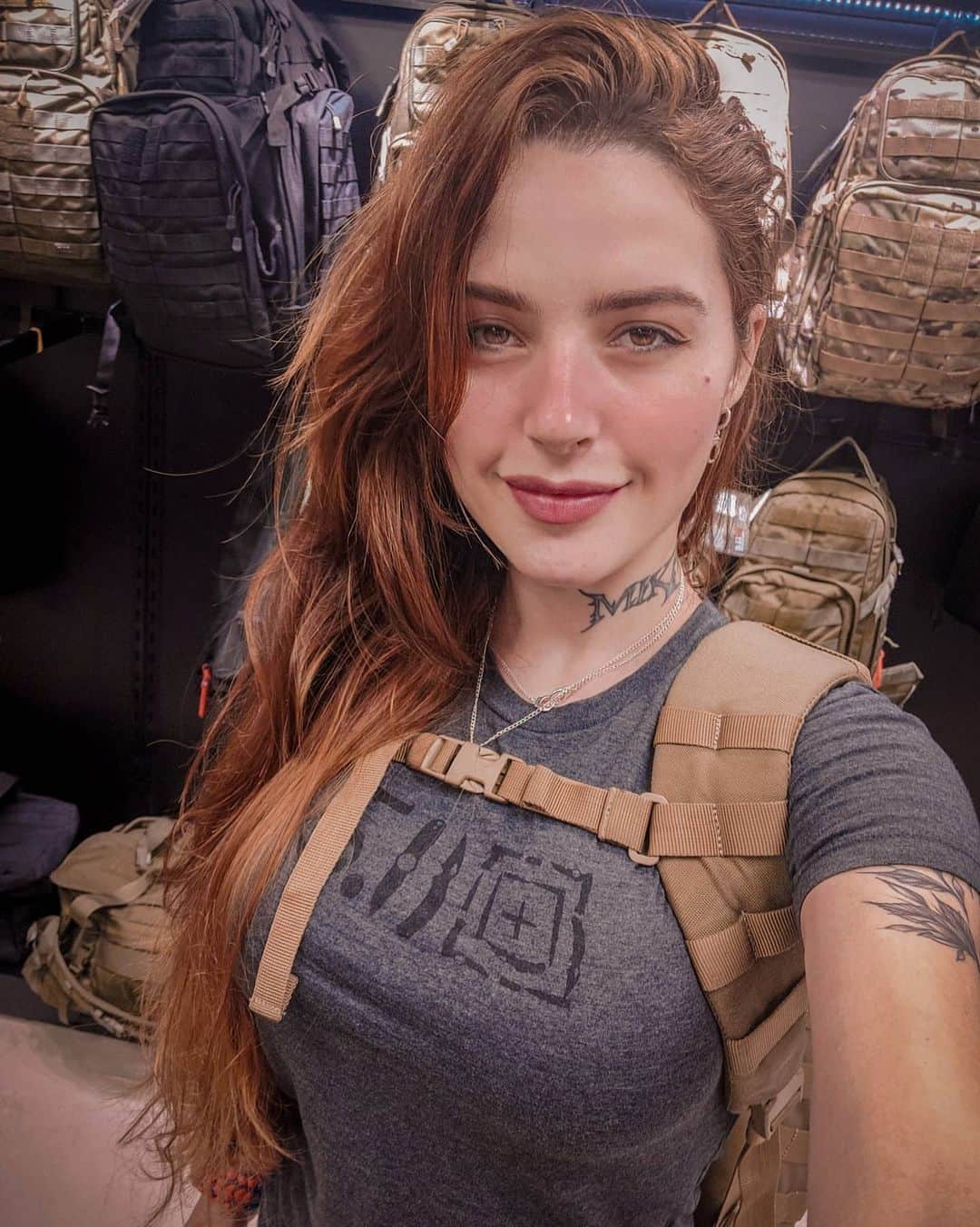 Anna Vargasのインスタグラム：「Da última vez que passei numa loja da @511tactical foi assim... É difícil conter a emoção! 😅 . . Parceiros: LOJA: @companystoreac Use o cupom MYST para ganhar 5%OFF . EQUIPAMENTOS TÁTICOS: @511tacticalbrasil . MUNIÇÃO: @spartanairsoftmunition . TREINAMENTOS TÁTICOS: @fhtreinamentosespeciais . MIRAS: @mundomira . PATCHES BORDADOS: @1ciadistintivosoficial . SITES: @sitevipinternet . CAMISETAS: @teamsix.brasil . #airsoft #airsoftbrasil #milsim #airsoftgirl #tactical #tacticool #military #airsoftcommunity #girlsandguns」