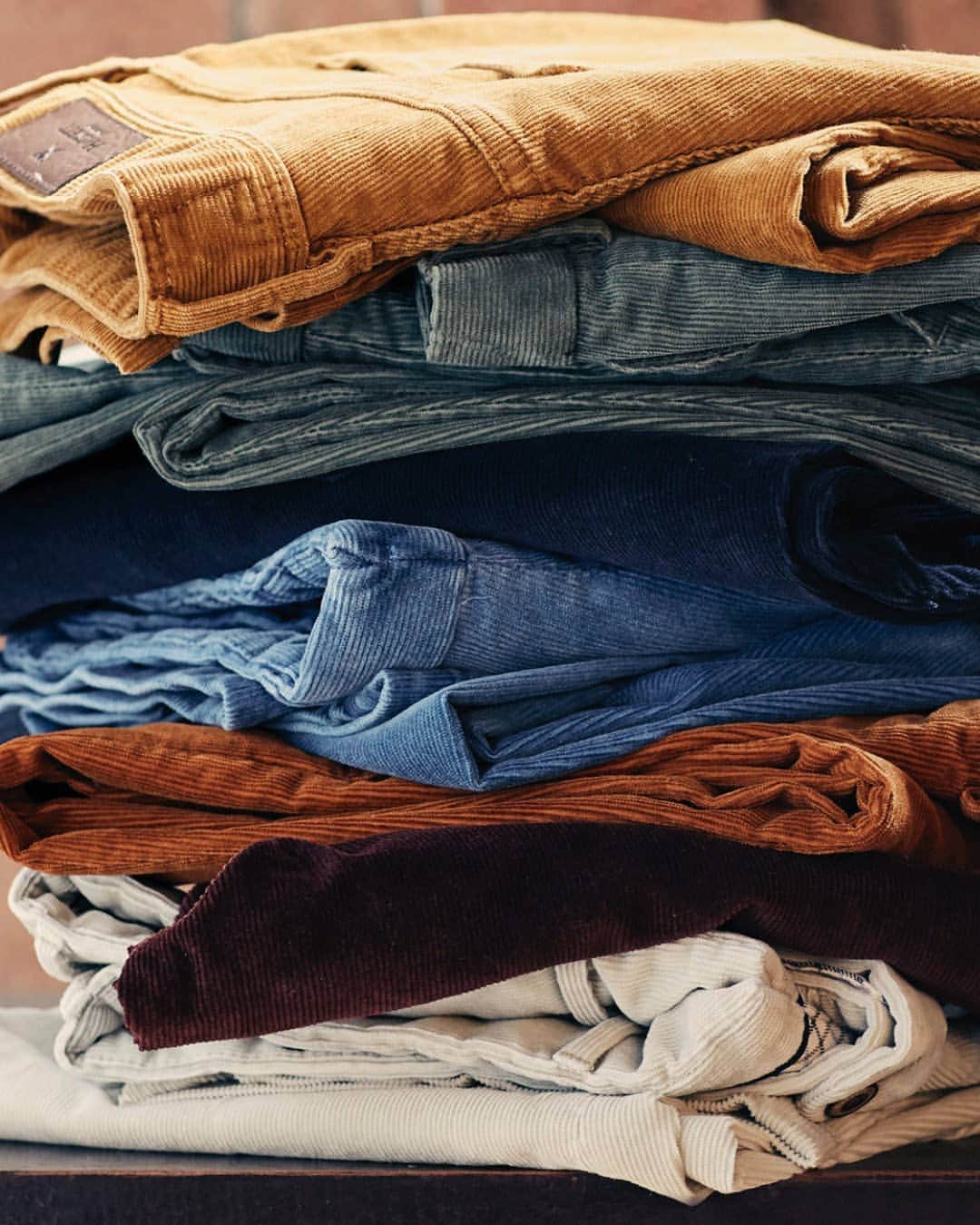 ハケットのインスタグラム：「A fresh start for versatile pants, just in time for the new season. Discover new fits, new styles and new fabrics at the link in our bio. #STAYHackett」