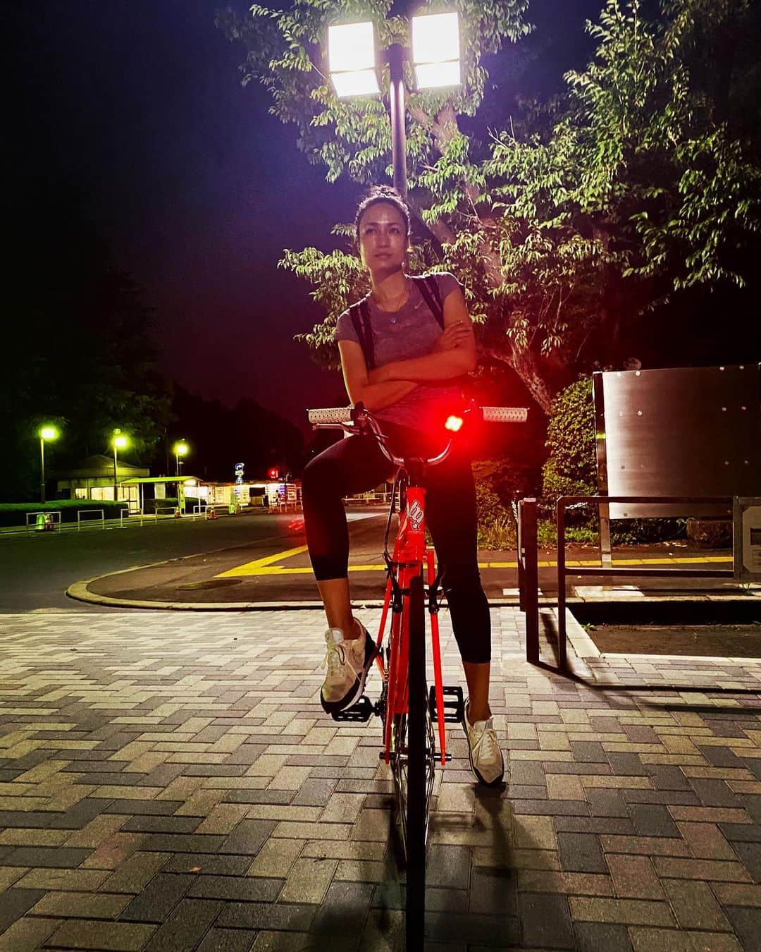 佐田真由美さんのインスタグラム写真 - (佐田真由美Instagram)「#hm のスポーツウェア 好き 自転車が気持ち良い季節になりましたとさ❣️ 🚴‍♀️未来に向かう感じが好き✨ 娘達が自転車に初めて乗れた日 初めて娘の背中を見つめる自分が居た日を想い出した。 切なくて嬉しかったあの日 忘れない日って あるよね〜」9月25日 22時07分 - sadamayumi