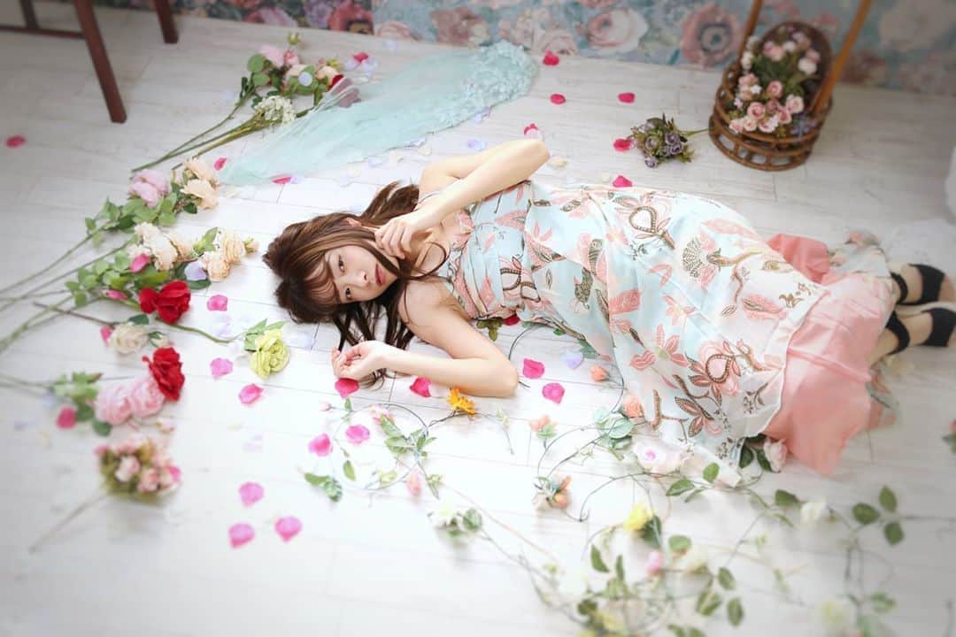 涼風あきさんのインスタグラム写真 - (涼風あきInstagram)「今日はお花のように可憐で透明な女の子と油そばを食べてきました☺️✨ . photo by @yui_07_07  . . #portrait #flowers #ロングワンピース #rose  #good_portraits_world #moodyports #ig_japan #igdaily #camera#Instagram #model #Instagood #Instalike #followme #japanesegirl #team_jp_ #InstagramJapan #被写体 #モデル #ポートレート好きな人と繋がりたい #写真好きな人と繋がりたい #カメラマンさんと繋がりたい #透明」9月25日 22時08分 - s_aki69_