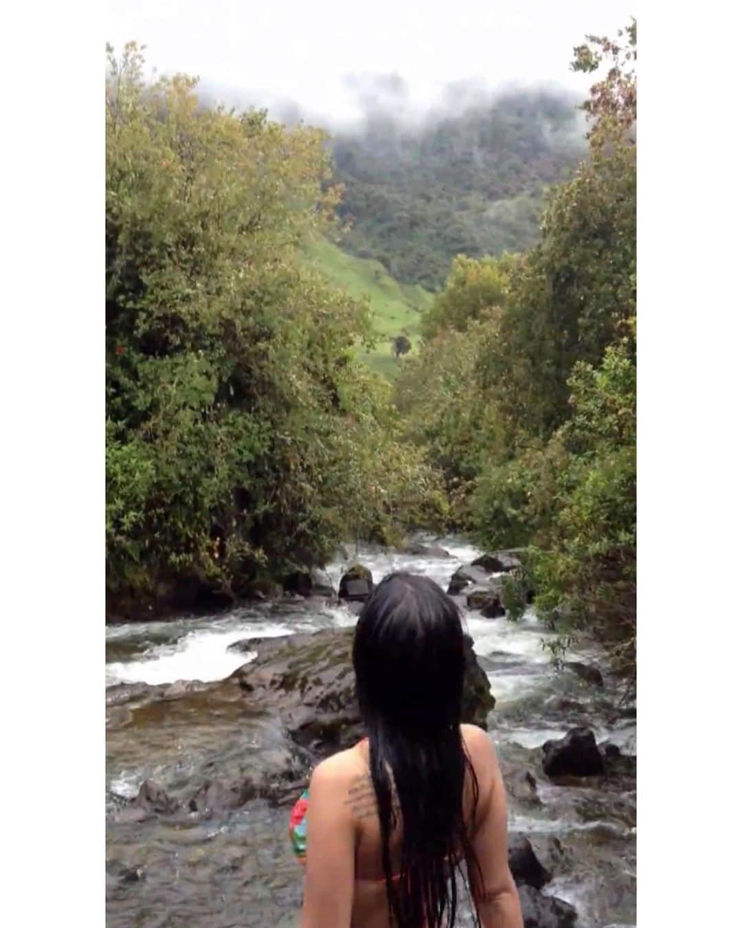 ジェセニア・バイスさんのインスタグラム写真 - (ジェセニア・バイスInstagram)「Take me back to #Ecuador ! I was a kid here. Maybe 22?  Damn it’s been forever! I wanna go visit so bad! Here I am in the rainforest. Earth is our biggest playground. I wanna #travel more and soak up moments like this.  . . #virgowoman #virgo #earthsign  #adventure #explore #outdoors #outinthewild #inthewild #womeninthewild #rainforest #earth」9月25日 22時10分 - iamjessenia