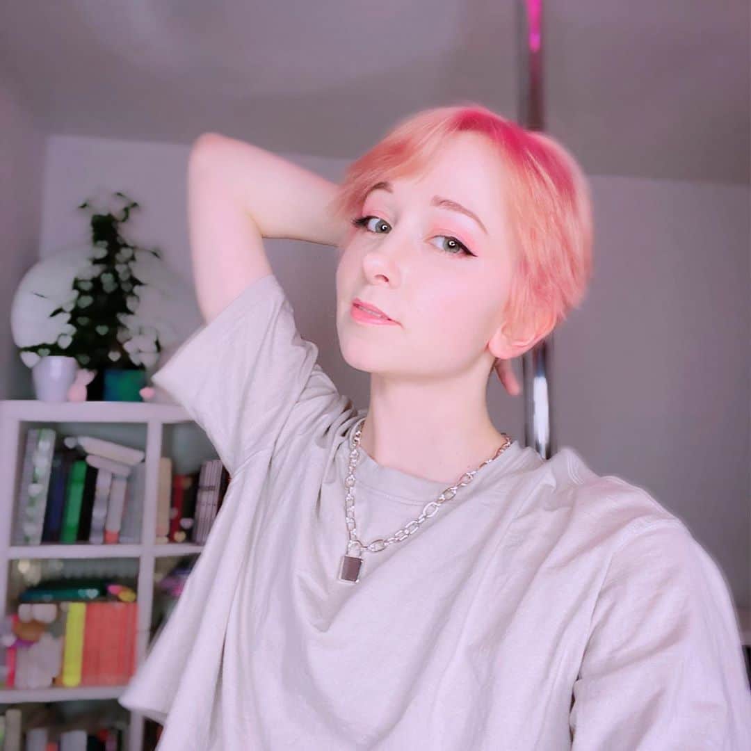 姫沢のインスタグラム：「Hey frens!   #himezawa #update #pinkhair #eboi」