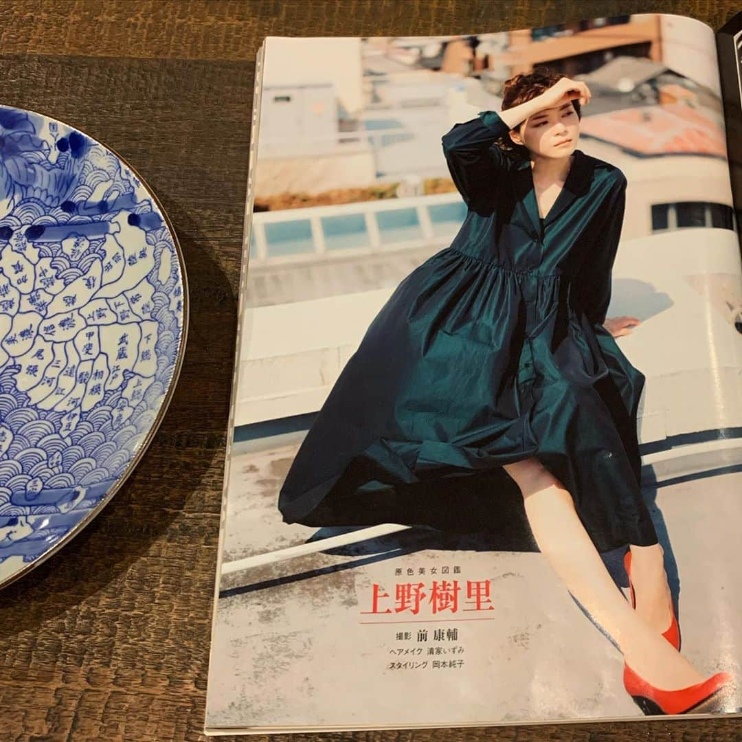 上野樹里さんのインスタグラム写真 - (上野樹里Instagram)「#週刊文春　の、 #原色美女図鑑　のグラビアページに載ってます。 もう、週末なのに。。😅告知が遅れました💦 写真の私は下北沢のピーコックの屋上です🐣 朝顔がご遺体に寄り添う気持ちや、生きるエネルギーを意識した写真の構成になっているのでよかったらみてください。😊 あ、ヘアメイクさんも、スタイリストさんも、朝顔でお世話になっている方なのですが、カメラマン　#前康輔 さんに撮影していただきながら、いつもと違う雰囲気になりました！前さんは、初めましてでしたが、ご自身の素敵な写真集『倶会一処』をくださって、生と死、命の巡りを感じ、撮影前に涙が溢れそうでした。 レミさんは、誠さんが表紙に描いたお皿をプレゼントしてくれました✨全部で5枚あるそうですが割らないよう、とても大切に使おうと思います🙏😌　皆さんは今晩何を食べたかなぁ😋私は誰かとご飯を食べると料理もがんばれる気がします🍲寒くなって来たので、そろそろ鍋もいいですね〜🍲☺️🍊」9月25日 22時11分 - _juri_art_