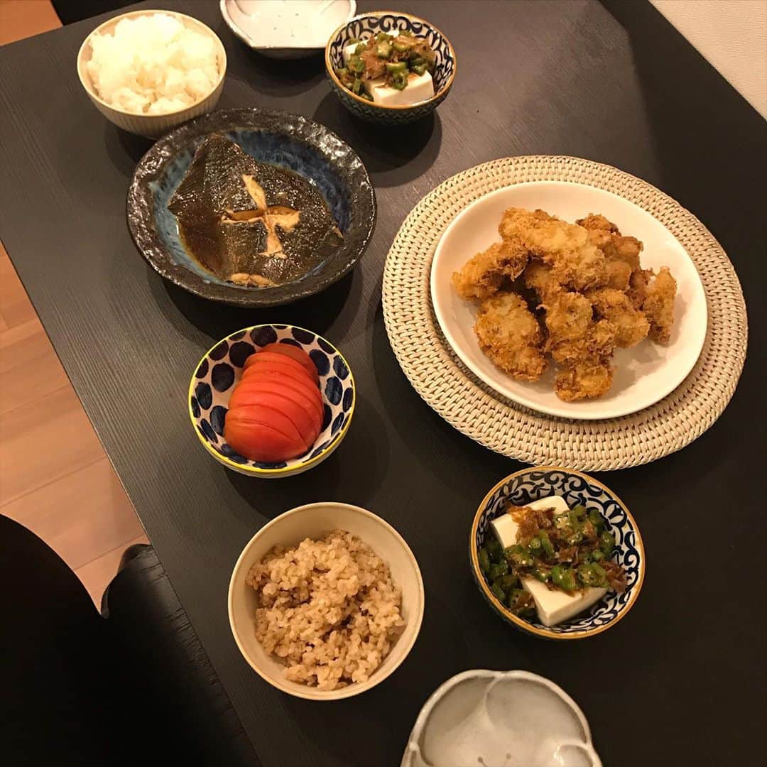 浦田実来のインスタグラム：「#今日のごはん 🍚 引越して対面じゃなくなった笑  🍴チキンカツ(お弁当にも入れられようにしたら唐揚げみたいなった笑) 🍴カレイの煮付け 🍴豆腐とオクラさん 🍴トマトさん  帰ってくるの遅い日多いからあんまり2人ごはんできないけどたまに🙆‍♀️♡」