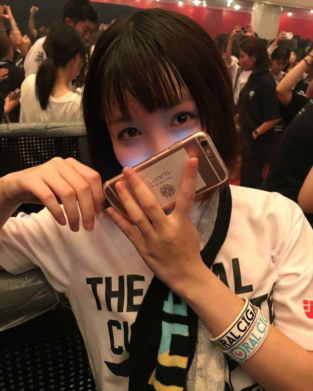 志茂彩奈さんのインスタグラム写真 - (志茂彩奈Instagram)「みなさん金曜日お疲れ様です✨ 私は朝から学校に行ってそのままバイトをしてきました😵 友達に会えて嬉しかった反面、久々の授業は疲れちゃいました😂 ・ ・ 昔はジャニーズが好きでうちわをブンブン振ってキャーキャー😍言っていた私ですが、今となっては邦ロックにハマって しまい、うちわではなく頭をブンブン振るように🧏‍♀️❤️笑 バンドのLiveに行った方ならわかるかもしれませんが、 めちゃくちゃ激しいんです😂 2時間ずっと押しくらまんじゅうしている状態で終わった時には汗だく&ほぼスッピン😇 それを表しているのがこの写真です💁‍♀️ バンドの人たちが自ら演奏している姿が たまらなくかっこいいんです。 完全にその姿に心を持っていかれました🥺 これからもついていこうと思います😎 あ、ちなみにこの時に行ったLiveはTHE ORAL CIGARETTES というバンドのLiveです！ 出身がまさかの奈良で私と一緒ということもあり勝手に親近感湧いてます☺️ みなさんもぜひ聴いてみてください🙌 ・ ・ #ミスキャンパス同志社女子2020 #ミス同女 #ファイナリスト #ミスキャンパス #しもぽち #邦ロック好きな人と繋がりたい #theoralcigarettes」9月25日 22時12分 - nayaas___