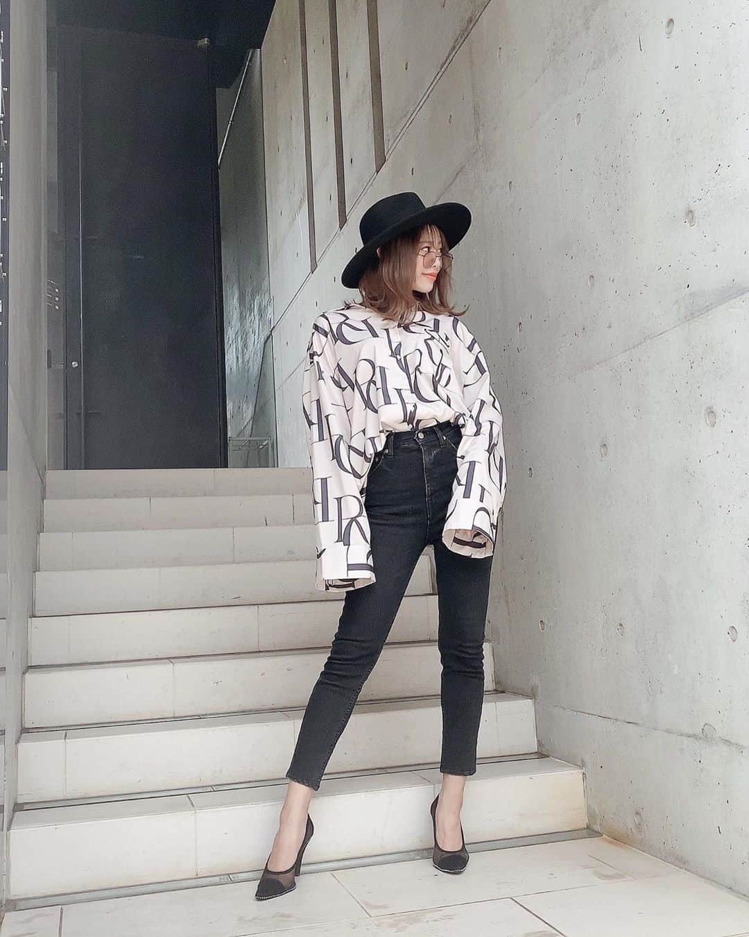 のインスタグラム：「【西館3F Darich】インスタライブ登場アイテムをご紹介！💁‍♀️💕﻿ インスタライブ見逃しちゃった😨という方はIGTVにアーカイブがありますのでぜひチェックしてみてください！﻿ さらに、IGTVを最後まで見るとお得な情報も…🤭💓﻿ ﻿ ﻿ ● DRビックシャツ(1.2枚目)﻿ ﻿ くどさを抑えた大人柄がアクセントとなったビックシャツの登場です♪﻿ ﻿ 体を泳がせるシルエットが特徴的なこちらのアイテムは、表面感のある素材にオリジナルのDR柄をプリントした遊びゴコロのあるビックシャツとなっております！﻿ オープンカラーにゆったりシルエットに仕立てることで、体の華奢さを強調してくれる為女性らしさが際立ちこなれた雰囲気を演出してくれます...♡﻿ また一枚でサラッと着ることでワンピース風に、細身のボトムと合わせてメリハリのあるスタイリングでもご着用して頂ける着回し力にも非常に優れております！﻿ ﻿ モカ、ブラック、ピンクのくすみの効いた3色展開でご用意致しました。﻿ ﻿ ﻿ ●ショートジャケット(3〜6.8枚目)﻿ ﻿ ミニマルで使い勝手の良いショートジャケットの登場です♪﻿ ﻿ 柔らかな風合いの生地で仕立てたこちらのアイテムは、シンプルなデザインでありながら高級感のある変形ボタンがアクセントとなった大人可愛いジャケットです！﻿ またショート丈のため、ハイウエストのボトムと非常に相性が良く視覚効果で脚が長くスタイルアップして見えるのが特徴です…♡﻿ ﻿ オリーブ、ブラックのこれから先長く使える2色展開でご用意致しました。﻿ ﻿ ﻿ ●アレンジヘムパンツ(3〜6.9.10枚目)﻿ ﻿ 周りと差がつく裾口アレンジが可愛らしいストレートパンツの登場です♪﻿ ﻿ とろみ素材で仕立てた大人な印象のこちらのアイテムは、元から裾が絞られたデザインとなっており、華奢なレザーの紐で更なるアクセントを施した履くだけで簡単にお洒落見えが叶うパンツとなっております！﻿ 裾以外はシンプルなデザインとなっておりますが、素材感や裾口のフレアなディテールにより女性らしくお召し頂けるのが特徴です…♡﻿ ﻿ アイボリー、ブラックの使い勝手の良い2色展開でご用意致しました。﻿ ﻿ ﻿ ●ルーズシルエットジャケット(7枚目)﻿ ﻿ ゆったりシルエットで女性らしさが際立つダブルジャケットの登場です♪﻿ ﻿ ヴィンテージなゴールドボタンが映えるこちらのアイテムは、シンプルなデザインの中にも繊細なシルエットにより大人に着こなせるジャケットとなっております！！﻿ またお尻が隠れるくらいの絶妙な丈感により、お好きなスタイルにサラっと羽織るだけでこなれ感が出るので今季一枚は持っておきたいアイテムのうちの一つです…♡﻿ 同素材で展開しているハイウエストベルトスカートとセットアップでの着用がオススメで、その他にもシンプルなジャケットなのでどんなスタイリングにも合わせやすいので着回し力にも非常に優れております♪﻿ ﻿ ラテ、マスタード、ピンクの大人なニュアンスカラー3色展開でご用意致しました。﻿ ﻿ ﻿ ●ニュアンスローファーパンプス(9.10枚目)﻿ ﻿ この秋大本命！Darichのカフェラテムードにぴったりな、ローファーパンプスの登場です♪﻿ ﻿ なんといっても様々な形のパーツを重ねた印象的なヒールは他では珍しい第一印象の存在感があるだけでなく、バツグンの安定感もあるのでパンプスとしての機能性にも優れた一足は絶対に持っておきたいアイテムとなっております…♡﻿ またすっきりとしたシルエットは足先の美脚効果もあり、表面感のあるレザーが高級感を漂わせ、足元から上品で女性らしい印象を与えてくれます！！﻿ スクエアトゥでさりげなくトレンド要素を取り入れた点もポイントです♡﻿ ﻿ アイボリー、ブラック、マスタードのクラス感漂う3色展開でご用意致しました。﻿ ﻿ ﻿ 気になる商品がありましたらぜひお問い合わせください🙇‍♀️💓﻿ ﻿ ﻿ ﻿ #名古屋パルコ #名古屋PARCO #nagoyaparco #名古屋 #nagoya #栄 #矢場町 #darich #ダーリッチ #ダーリッチコーデ #drビッグシャツ #ビッグシャツ #ビッグシャツコーデ #ラテ #ラテコーデ #ショートジャケット #ジャケット #ルーズシルエット #ハイウエストスカート #aw #スタイルアップ #変形ボタン #ストレートパンツ #とろみ素材 #ヴィンテージ #vintage #セットアップ #セットアップコーデ #IGTV #インスタライブ」