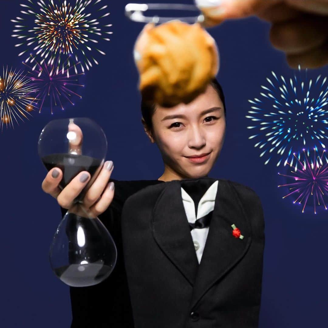 Miss Hunnyのインスタグラム：「頭髮-曲奇一塊($5) 西裝-酒樽套一個($120) 酒杯-漏斗一個(不明) 自己都冇諗過咁就cos到 仲要全部都喺公司就搵到🙈  我就覺得自己好過 @szetosifu 啦🤣🤣 不過都唔夠 @lowcostcosplayth 勁  WeWa卡就係明白到Lowcost都可以好high gain，用WeWa銀聯信用卡又點止現金回贈咁簡單呢😏 而家仲有迎新禮品Jabra藍牙耳機♪( ´θ｀)ノ  申請： www.wewacard.com  受條款及細則約束  #LowCost盟友 #LowCost都可以HighGain #wewa玩嘢mode #消費有高達4巴仙現金回贈 #WeWa卡點止現金回贈咁簡單 #meme圖」