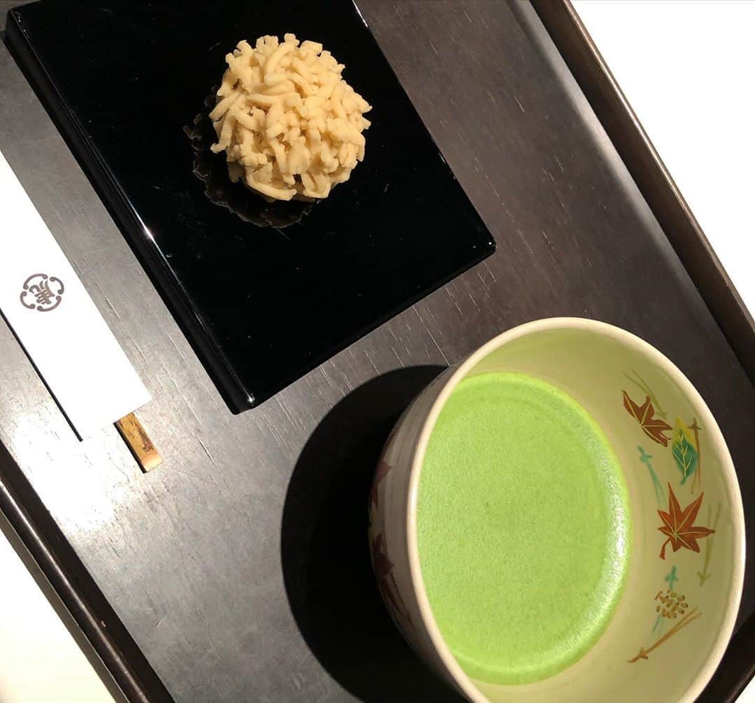 純名里沙さんのインスタグラム写真 - (純名里沙Instagram)「帰りにとらやさんで秋の和菓子とお抹茶を🍵いただきました。 ・ よき🙏✨ ・ #とらや #とらやカフェ  #栗粉餅  #くりこもち #最後のいっこ  #いただきました🙏  #よき✨☺」9月25日 22時19分 - risajunna3158