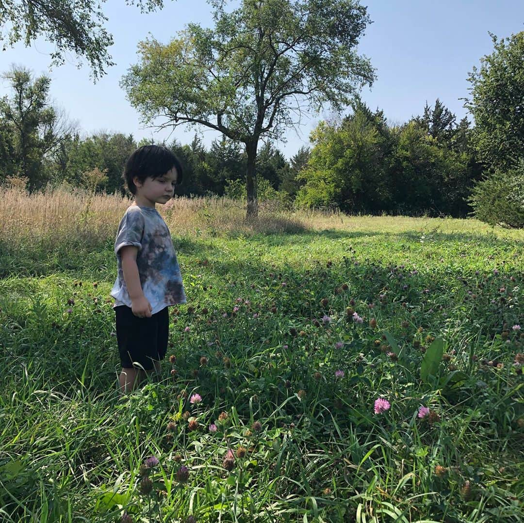 クリスティン・ヒルデブランドさんのインスタグラム写真 - (クリスティン・ヒルデブランドInstagram)「Dog park days <3.  . . Playing Land Before Time at the dog park (looking for all the dinosaurs from the show, we save them from the Trex’s that are coming to get them!!) Watching his imagination work makes my heart wanna burst. Also love this puppy of ours so much. While he has 10 acres to roam at this dog park, he’s ALWAYS by Rhetts side. ❤️」9月25日 22時19分 - _kristinhildebrand