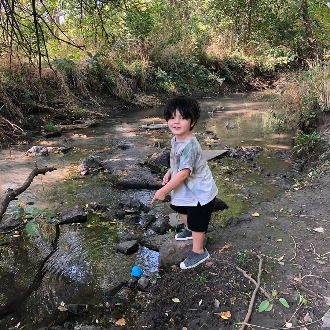 クリスティン・ヒルデブランドさんのインスタグラム写真 - (クリスティン・ヒルデブランドInstagram)「Dog park days <3.  . . Playing Land Before Time at the dog park (looking for all the dinosaurs from the show, we save them from the Trex’s that are coming to get them!!) Watching his imagination work makes my heart wanna burst. Also love this puppy of ours so much. While he has 10 acres to roam at this dog park, he’s ALWAYS by Rhetts side. ❤️」9月25日 22時19分 - _kristinhildebrand