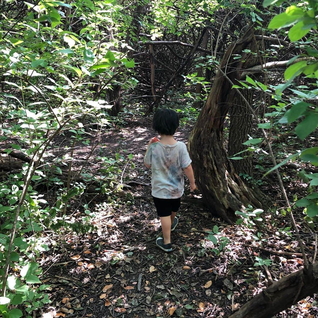 クリスティン・ヒルデブランドさんのインスタグラム写真 - (クリスティン・ヒルデブランドInstagram)「Dog park days <3.  . . Playing Land Before Time at the dog park (looking for all the dinosaurs from the show, we save them from the Trex’s that are coming to get them!!) Watching his imagination work makes my heart wanna burst. Also love this puppy of ours so much. While he has 10 acres to roam at this dog park, he’s ALWAYS by Rhetts side. ❤️」9月25日 22時19分 - _kristinhildebrand