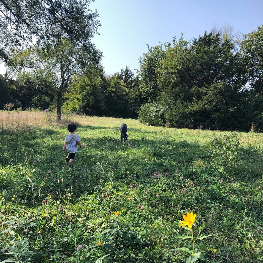 クリスティン・ヒルデブランドのインスタグラム：「Dog park days <3.  . . Playing Land Before Time at the dog park (looking for all the dinosaurs from the show, we save them from the Trex’s that are coming to get them!!) Watching his imagination work makes my heart wanna burst. Also love this puppy of ours so much. While he has 10 acres to roam at this dog park, he’s ALWAYS by Rhetts side. ❤️」