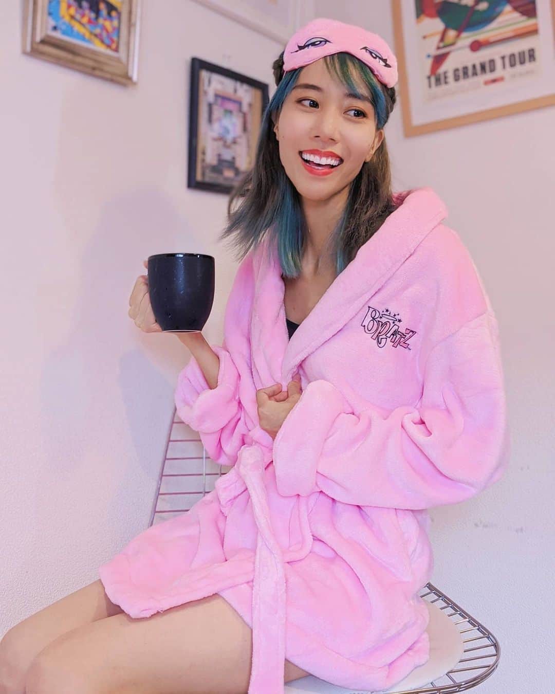 草野絵美のインスタグラム：「Just got a cute fluffy bathrobe I've always wanted🥺💗🧁 just like from early 2000🦩 おうち時間長いからオンラインで子どもみたいなローブ買った🌸🌸　明日フリマ行く人会おうね🦄✨ #2000saesthetic  #bratz」