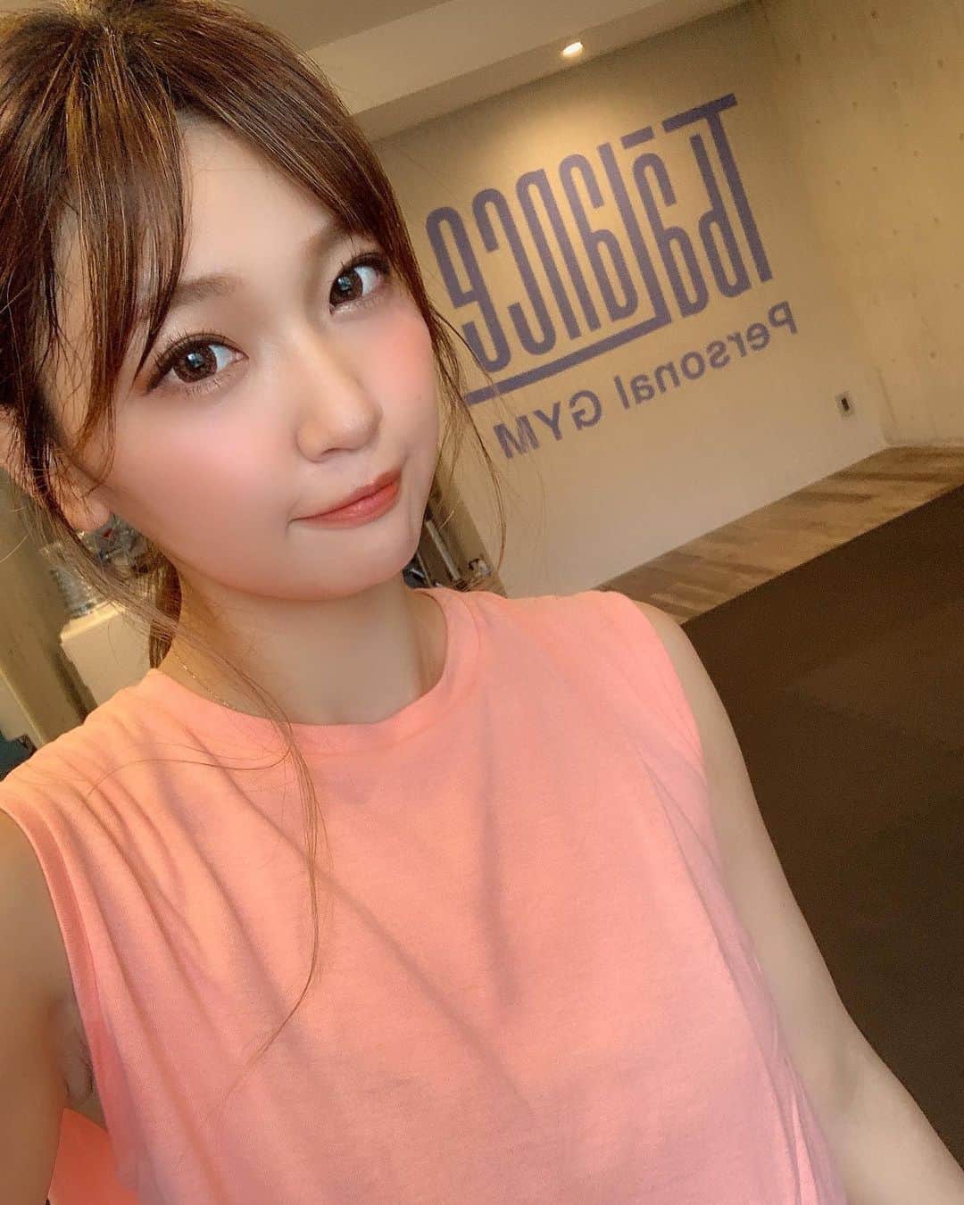いっちゃん/嶋津 いつみのインスタグラム：「. . ここ1年での激太りをなんとかしよーと思い続けて やっとパーソナルトレーニングを はじめました💪🏻✨ . . . . なんせ運動が大嫌いで 今まで１回もちゃんと運動したことがなくて←w 学生時代の体育ぐらいしか運動なんてしてこんかったし なんならその体育をどうやってサボるかしか 考えてなかった🤪💨💨💨w . . . . パーソナルトレーニングやったら 運動の仕方も教えて貰えるし モチベも保てるかなー👉🏻👈🏻 って思って . 9/9に心斎橋にオープンしたばっかの @t.balance  さんに通い出したよー🙆‍♀️ . . . . . オープンしたばっかりで 今なら入会金無料キャンペーンがやってたり プロテインが無料やったり お得なこともあるみたい❤️ . . . ちなみに私は人生ではじめてプロテインを体験したけど… . 動画の顔見てww . . 味はな…他のプロテインに比べたら 俄然飲みやすくて 美味しいんやと思うねん!!😖 . でも私にはプロテインのタンパク質の匂いが アミノレバン(肝臓のお薬)に思えて 無理だった😂💦笑 . . . . つまり、プロテインという物が未知過ぎてビックリでした🙀 . . . . カップルで、友達同士で、とかの ペアトレーニングもできるみたいやから 誰かと行くのもありよね💓 . . . . .  #関西  #関西サロモ  #サロンモデル #サロモ #いっちゃん  #フリーモデル #関西モデル  #あざといっちゃん #かわいっちゃん #いっちゃんコーデ #ブライダルモデル #アレンジモデル #ヘアカラー  #ヘアアレンジ #くしゃ顔  #ダイエット #パーソナルトレーニング」