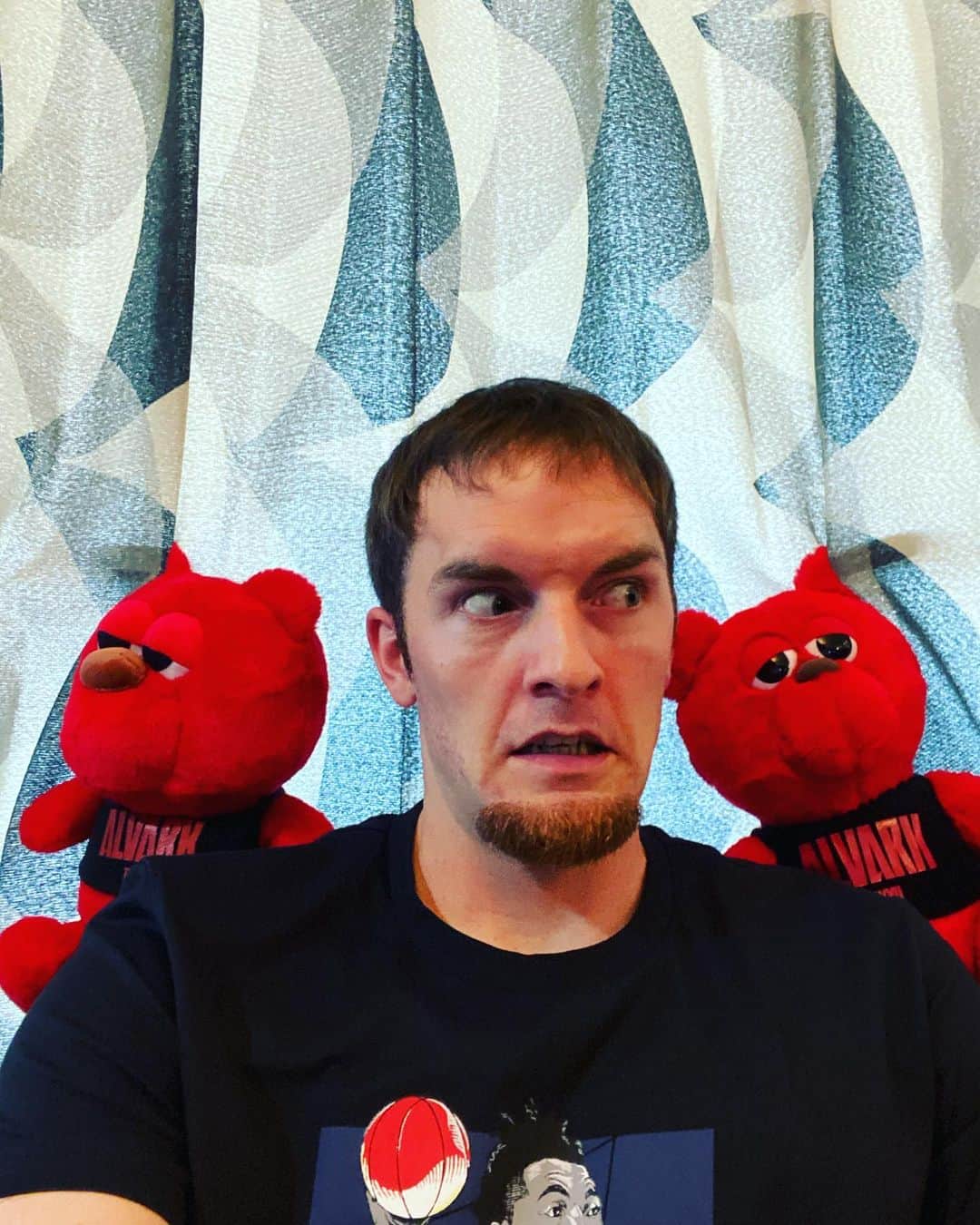 ザック・バランスキーさんのインスタグラム写真 - (ザック・バランスキーInstagram)「😦え？ 👉屁こいた？ 👈いや、お前か？ 👉やっぱお前かよ〜 くっさ〜🤢🤢 的なやつ😂😂 #5月の緊急事態宣言中のとある暇な日のお家時間で撮った写真 #ルーク　  #来週からBリーグも開幕するってよ」9月25日 22時25分 - zackab10