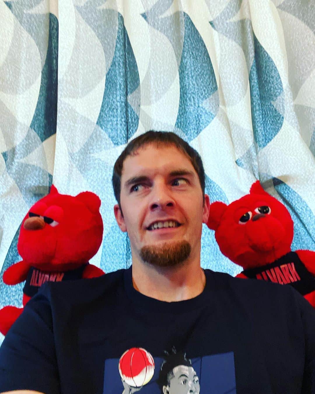ザック・バランスキーさんのインスタグラム写真 - (ザック・バランスキーInstagram)「😦え？ 👉屁こいた？ 👈いや、お前か？ 👉やっぱお前かよ〜 くっさ〜🤢🤢 的なやつ😂😂 #5月の緊急事態宣言中のとある暇な日のお家時間で撮った写真 #ルーク　  #来週からBリーグも開幕するってよ」9月25日 22時25分 - zackab10