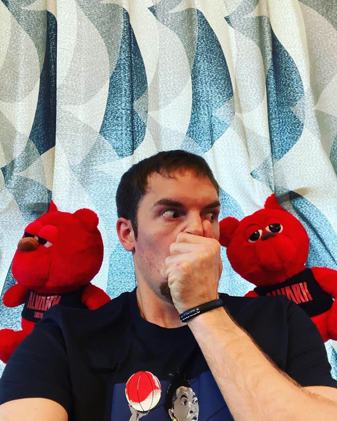 ザック・バランスキーさんのインスタグラム写真 - (ザック・バランスキーInstagram)「😦え？ 👉屁こいた？ 👈いや、お前か？ 👉やっぱお前かよ〜 くっさ〜🤢🤢 的なやつ😂😂 #5月の緊急事態宣言中のとある暇な日のお家時間で撮った写真 #ルーク　  #来週からBリーグも開幕するってよ」9月25日 22時25分 - zackab10