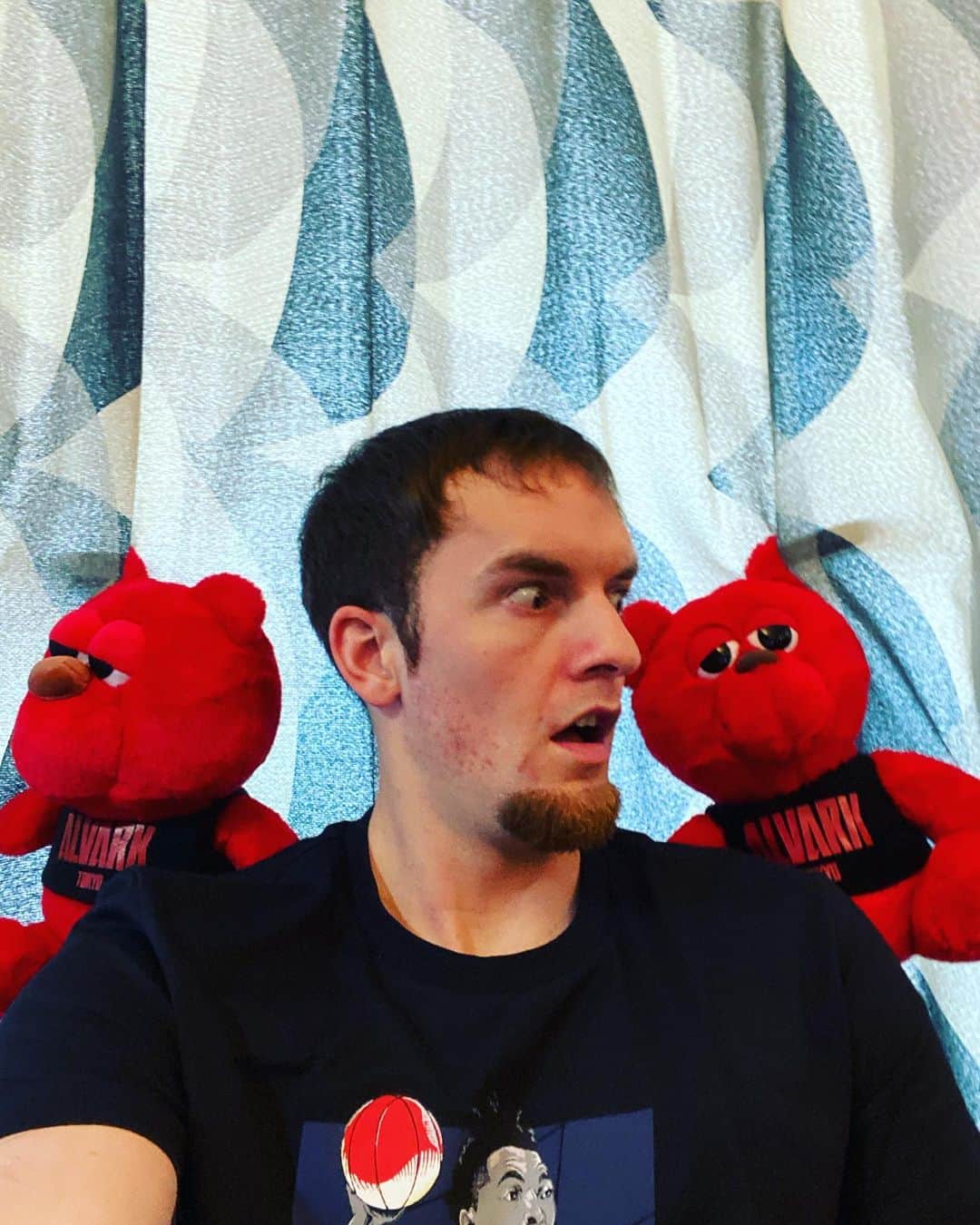 ザック・バランスキーさんのインスタグラム写真 - (ザック・バランスキーInstagram)「😦え？ 👉屁こいた？ 👈いや、お前か？ 👉やっぱお前かよ〜 くっさ〜🤢🤢 的なやつ😂😂 #5月の緊急事態宣言中のとある暇な日のお家時間で撮った写真 #ルーク　  #来週からBリーグも開幕するってよ」9月25日 22時25分 - zackab10