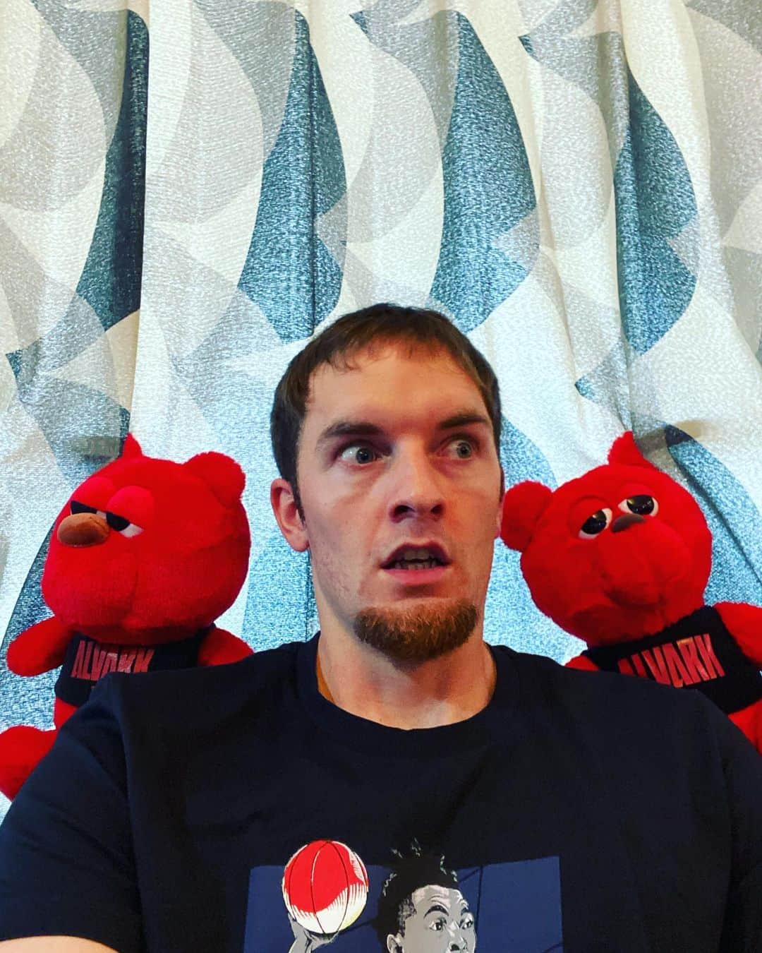 ザック・バランスキーさんのインスタグラム写真 - (ザック・バランスキーInstagram)「😦え？ 👉屁こいた？ 👈いや、お前か？ 👉やっぱお前かよ〜 くっさ〜🤢🤢 的なやつ😂😂 #5月の緊急事態宣言中のとある暇な日のお家時間で撮った写真 #ルーク　  #来週からBリーグも開幕するってよ」9月25日 22時25分 - zackab10