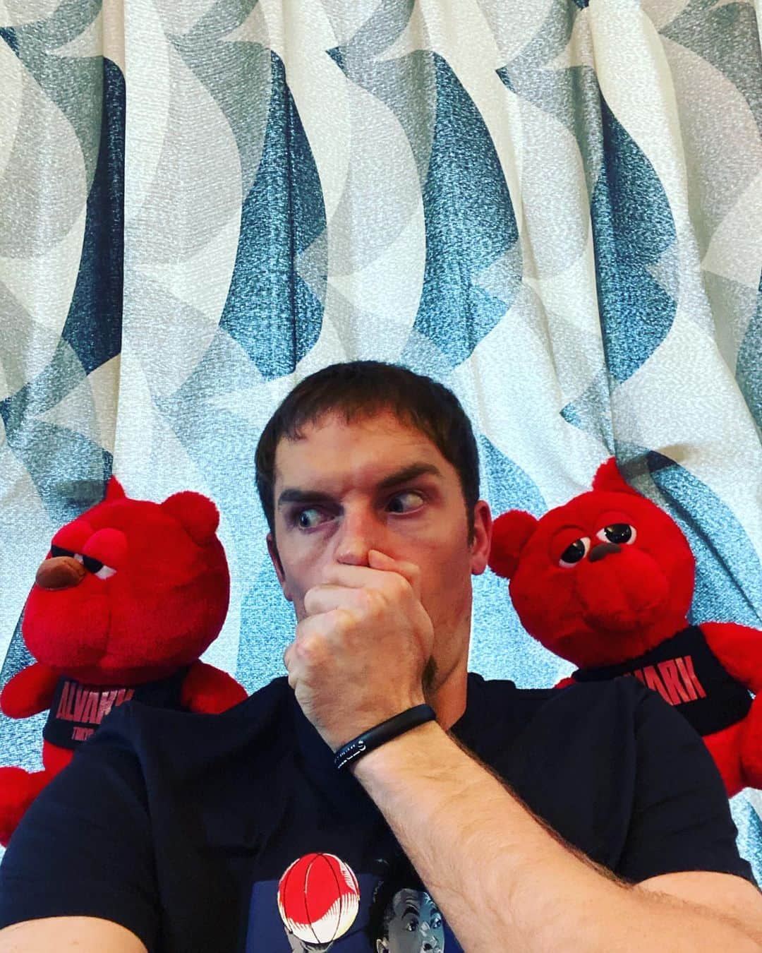 ザック・バランスキーさんのインスタグラム写真 - (ザック・バランスキーInstagram)「😦え？ 👉屁こいた？ 👈いや、お前か？ 👉やっぱお前かよ〜 くっさ〜🤢🤢 的なやつ😂😂 #5月の緊急事態宣言中のとある暇な日のお家時間で撮った写真 #ルーク　  #来週からBリーグも開幕するってよ」9月25日 22時25分 - zackab10