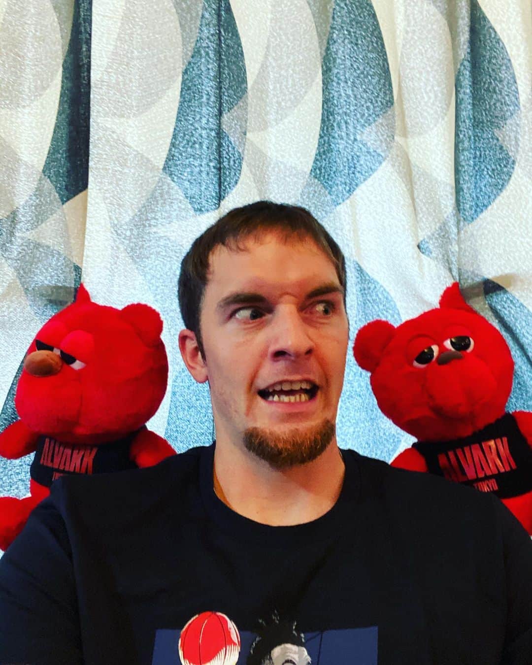 ザック・バランスキーさんのインスタグラム写真 - (ザック・バランスキーInstagram)「😦え？ 👉屁こいた？ 👈いや、お前か？ 👉やっぱお前かよ〜 くっさ〜🤢🤢 的なやつ😂😂 #5月の緊急事態宣言中のとある暇な日のお家時間で撮った写真 #ルーク　  #来週からBリーグも開幕するってよ」9月25日 22時25分 - zackab10