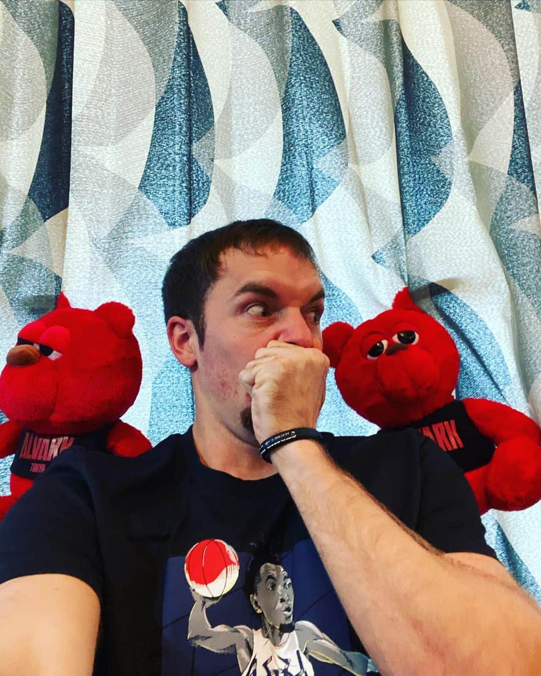 ザック・バランスキーさんのインスタグラム写真 - (ザック・バランスキーInstagram)「😦え？ 👉屁こいた？ 👈いや、お前か？ 👉やっぱお前かよ〜 くっさ〜🤢🤢 的なやつ😂😂 #5月の緊急事態宣言中のとある暇な日のお家時間で撮った写真 #ルーク　  #来週からBリーグも開幕するってよ」9月25日 22時25分 - zackab10