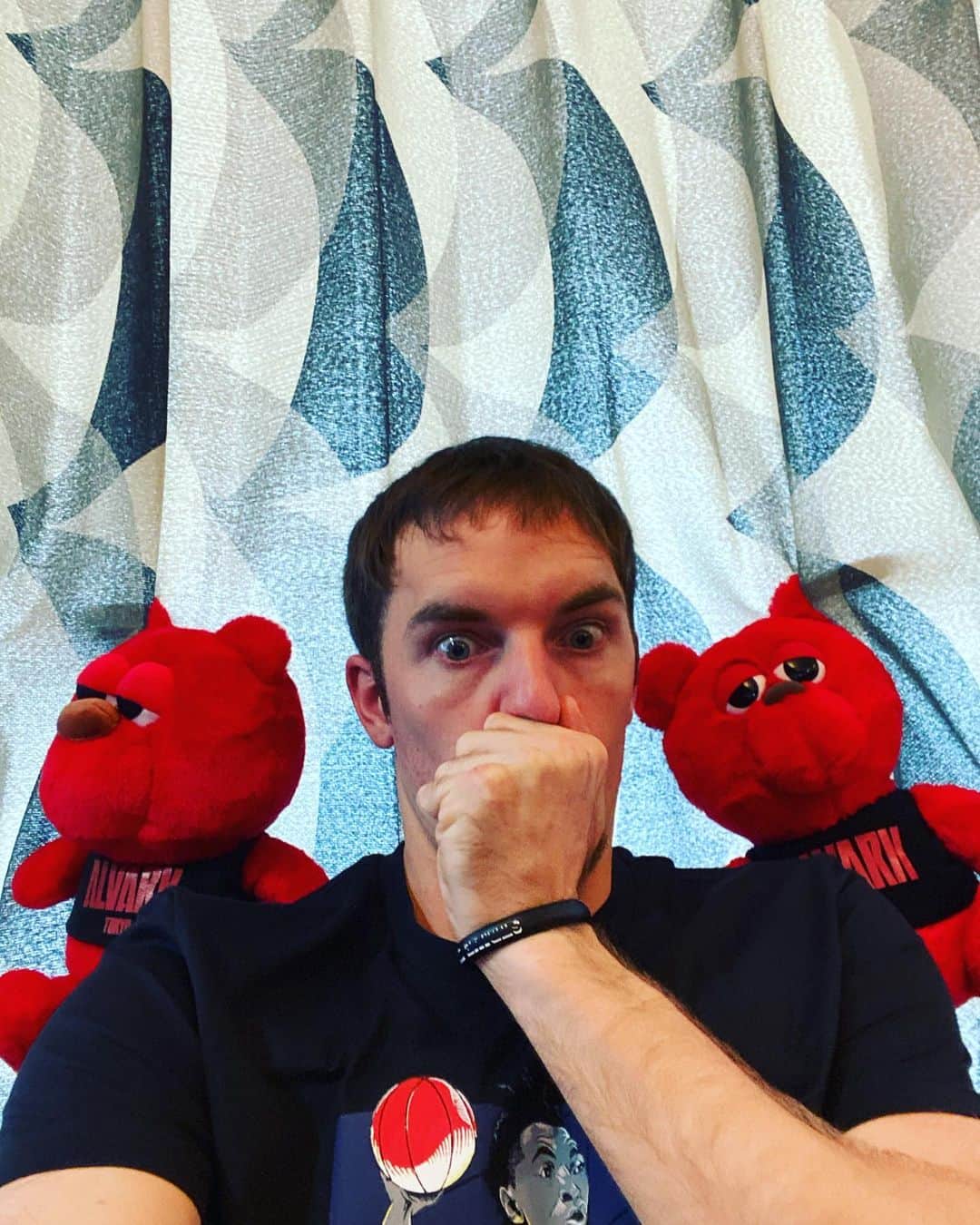 ザック・バランスキーさんのインスタグラム写真 - (ザック・バランスキーInstagram)「😦え？ 👉屁こいた？ 👈いや、お前か？ 👉やっぱお前かよ〜 くっさ〜🤢🤢 的なやつ😂😂 #5月の緊急事態宣言中のとある暇な日のお家時間で撮った写真 #ルーク　  #来週からBリーグも開幕するってよ」9月25日 22時25分 - zackab10