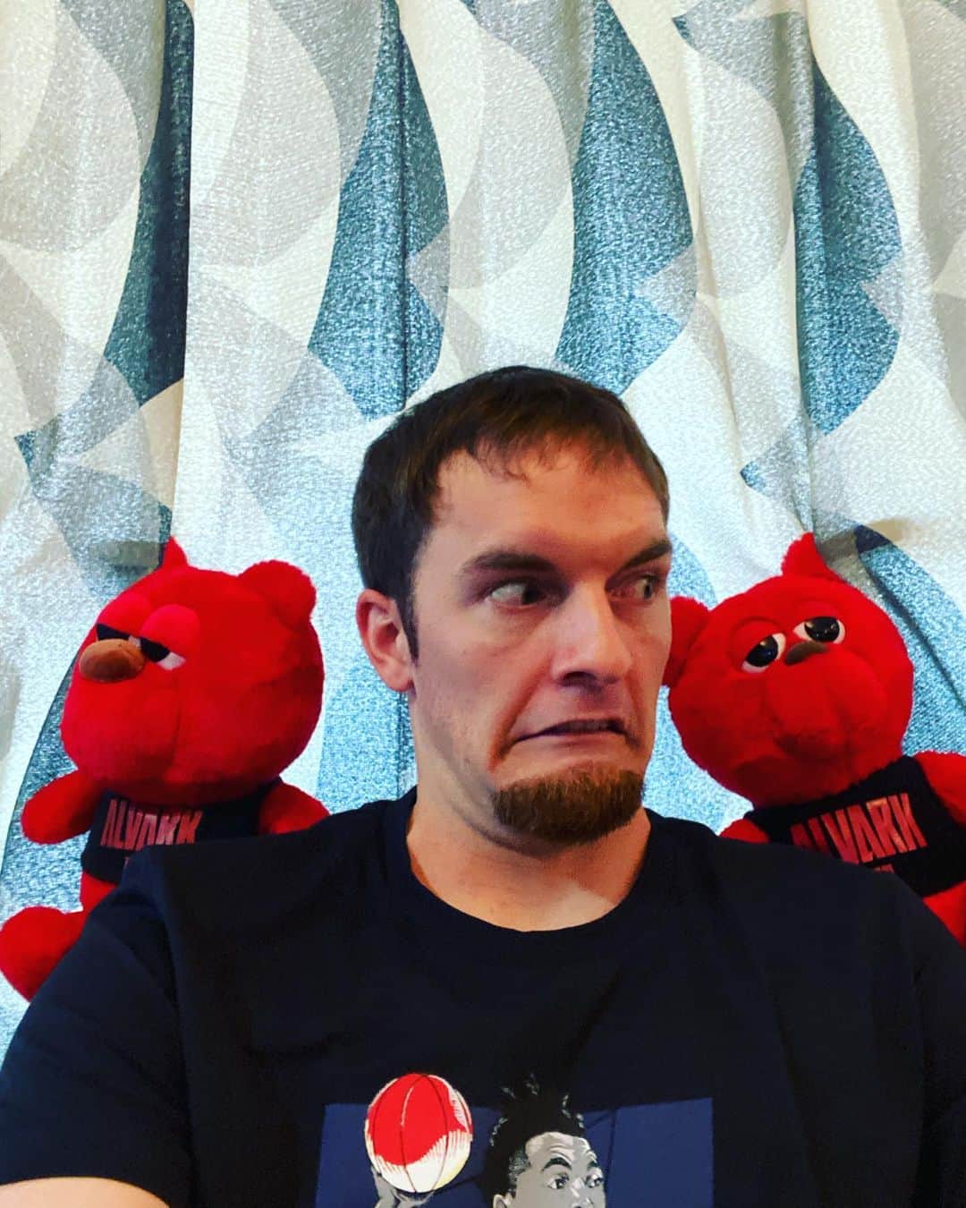 ザック・バランスキーさんのインスタグラム写真 - (ザック・バランスキーInstagram)「😦え？ 👉屁こいた？ 👈いや、お前か？ 👉やっぱお前かよ〜 くっさ〜🤢🤢 的なやつ😂😂 #5月の緊急事態宣言中のとある暇な日のお家時間で撮った写真 #ルーク　  #来週からBリーグも開幕するってよ」9月25日 22時25分 - zackab10