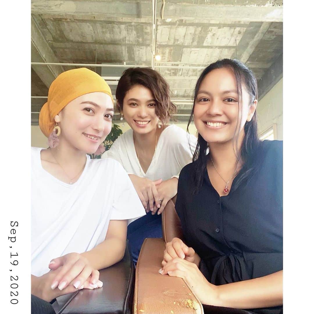 金城優華のインスタグラム：「とある日のランチ♪﻿ ﻿ ﻿ ﻿ フリーランスで モデルやってるメンバー。﻿ 逢いたいけど逢えない日々が長かったので、逢いたいな~って声掛けたらやっとこさ逢えた。  ﻿ 可愛いし面白い﻿ でも﻿ 表面の美しさ以上に 一本芯が通っててしっかり者﻿ 頑張り屋。﻿ ﻿内面が美しい。  私の独特夫婦ネタで笑われ。﻿ ルーシーの天然っぷりに笑い。﻿ おマミの絶妙なツッコミが心地いい♡﻿ ﻿ 年齢関係ない。﻿(5個下と10個下) 彼女達から沢山学ぶ。﻿ いっぱい刺激受ける。﻿ 美容ネタ 仕事の事 生き方……色々学ぶ カッコイイんだよこの2人。 ﻿ 素敵な時間をありがとう。﻿ ﻿ ﻿ @ma11mi26  @k_lucia_120  ﻿ ﻿ ﻿ ﻿ #沖繩  #モデル #女子会  #ランチ #okinawa #lunch  #model   #girls  #women  #womenempowerment   ハトムネに言われて気付いた…… 私とルーシー共に小学館さんからグラビア出させてもらったコンビ。 カメラマンは野村誠一先生!! (まだデジタル写真集販売中だよ~!!) #金城優華 『島の華』 #ルシア 『南風の恋人』 彼的にスゲー3人組らしい。」