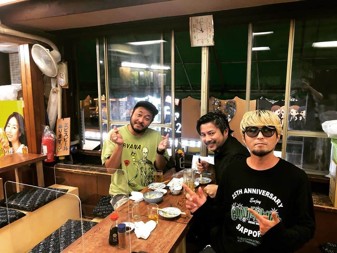 橋本塁さんのインスタグラム写真 - (橋本塁Instagram)「今日は元祖「ライブ馬鹿3羽ガラス」岸田哲平、三吉ツカサちゃんと定期会合！いつかこの3人でオンライン飲み会サロンしたいす！(若手カメラマンをゲストに♪) #岸田哲平 #三吉ツカサ #橋本塁」9月25日 22時25分 - ruihashimoto