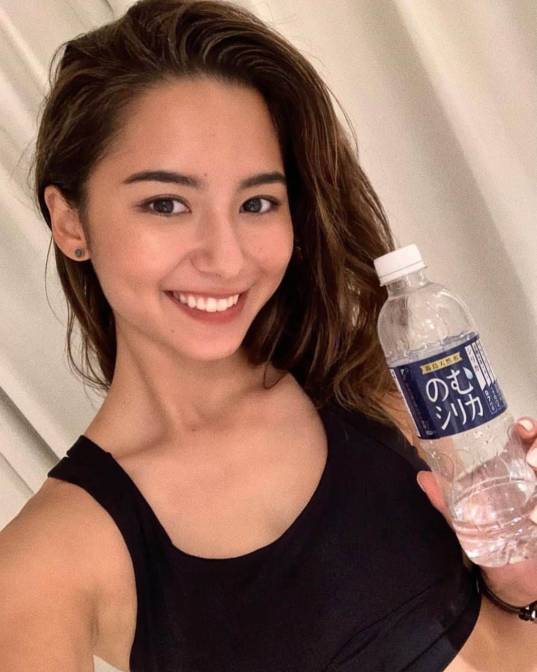 のインスタグラム：「運動の時は"のむシリカ"✨ 成分を人工的に添付してないのに4大ミネラルがたっぷり含まれていて新陳代謝UPやデトックス効果があるお水なの🥰 のむシリカは中硬水なんだけど軟水みたいに飲みやすいんだよ〜！ * * 20%offセール中& 2箱以上の購入で送料無料みたい なので公式インスタグラム ( @nomusilica_official )を確認してね💗 * * 私は運動時に飲むけど 料理やお酒の水割りにもオススメ✨ * * #シリカ#シリカ水#のむシリカ#supported#筋トレ#トレーニング#トレ女#トレーニング女子#腹筋#美尻#体質改善#水#健康水#ケイ素#PR」