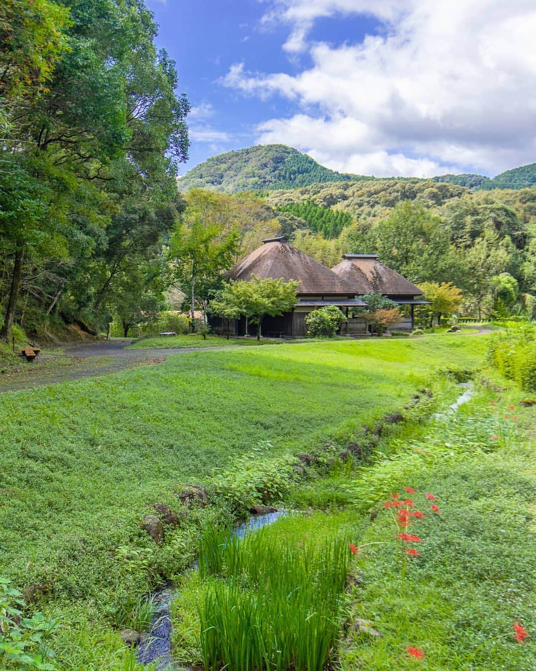 鹿児島よかもん再発見のインスタグラム：「さつま町にある北薩広域公園へ(^-^)/  ようやく。。久しぶりに風景写真撮りにいけました(^o^ゞ  トイレなのにトイレとは思えない、のどかな日本の原風景。。  #鹿児島 #鹿児島観光 #さつま町 #さつま町観光 #北薩広域公園 #鹿児島の風景 #kagoshima #kagoshimaphotograph  #japan #古民家 #日本の風景」